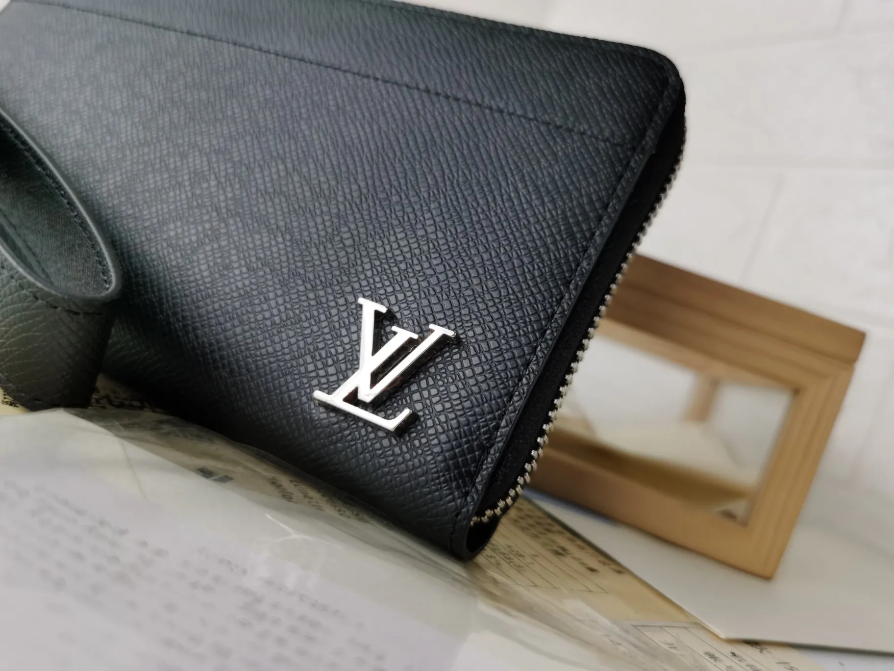 P160💰Top original version💎【Real shot with home background】Zippy Dragonne zipper wallet M69037# Pays tribute to Louis Vuitton's tradition of traveling and making suitcases. The wallet is decorated with travel-style patches and the Louis Vuitton logo. With its compact interior and simple design, this wallet is ideal for everyday use. 19.0x11.0x3.5cm