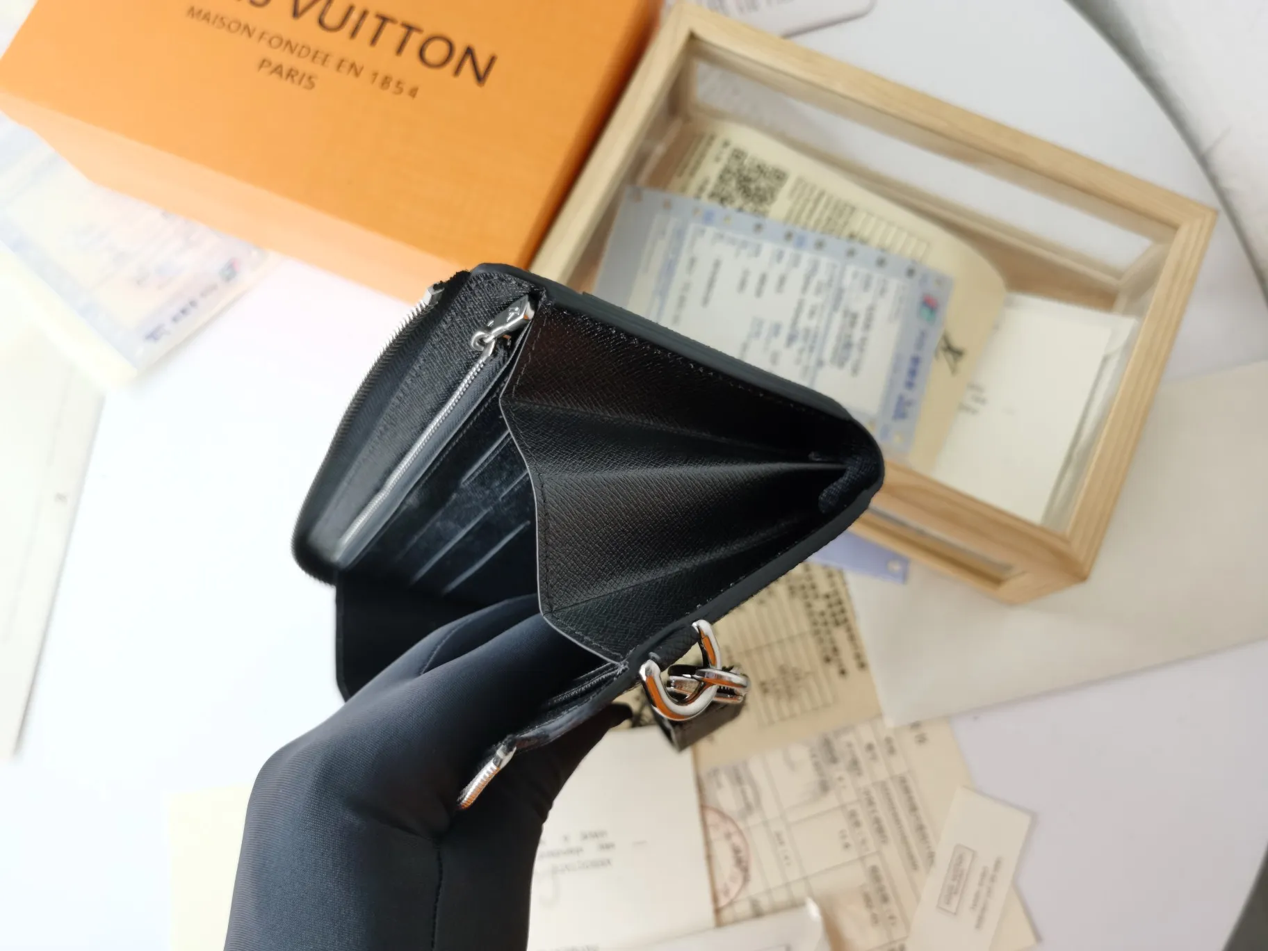 P160💰Top original version💎【Real shot with home background】Zippy Dragonne zipper wallet M69037# Pays tribute to Louis Vuitton's tradition of traveling and making suitcases. The wallet is decorated with travel-style patches and the Louis Vuitton logo. With its compact interior and simple design, this wallet is ideal for everyday use. 19.0x11.0x3.5cm