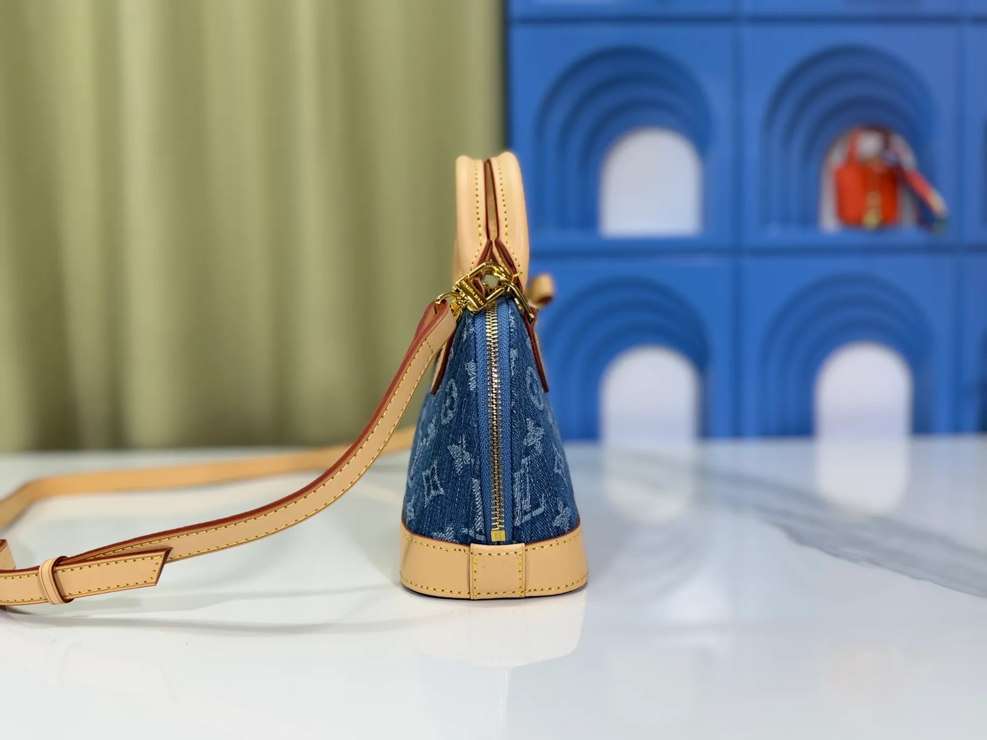 P260 Upgraded original denim [Alma Nano shell handbag] M46895 M82717 Mini shell bag series New launch Nano Alma handbag Nano Alma reproduces the iconic Alma bag in a miniature version. Louis Vuitton's signature Monogram canvas material harmonizes with the natural leather upholstery. Expertly crafted items that combine traditional charm with modern functionality. Opening the double zippers reveals an interior design with surprisingly ample storage space. With two leather handles and an adjustable, removable shoulder strap, it can be styled in a variety of ways.  Dimensions: 19 x 12 x 8 cm
