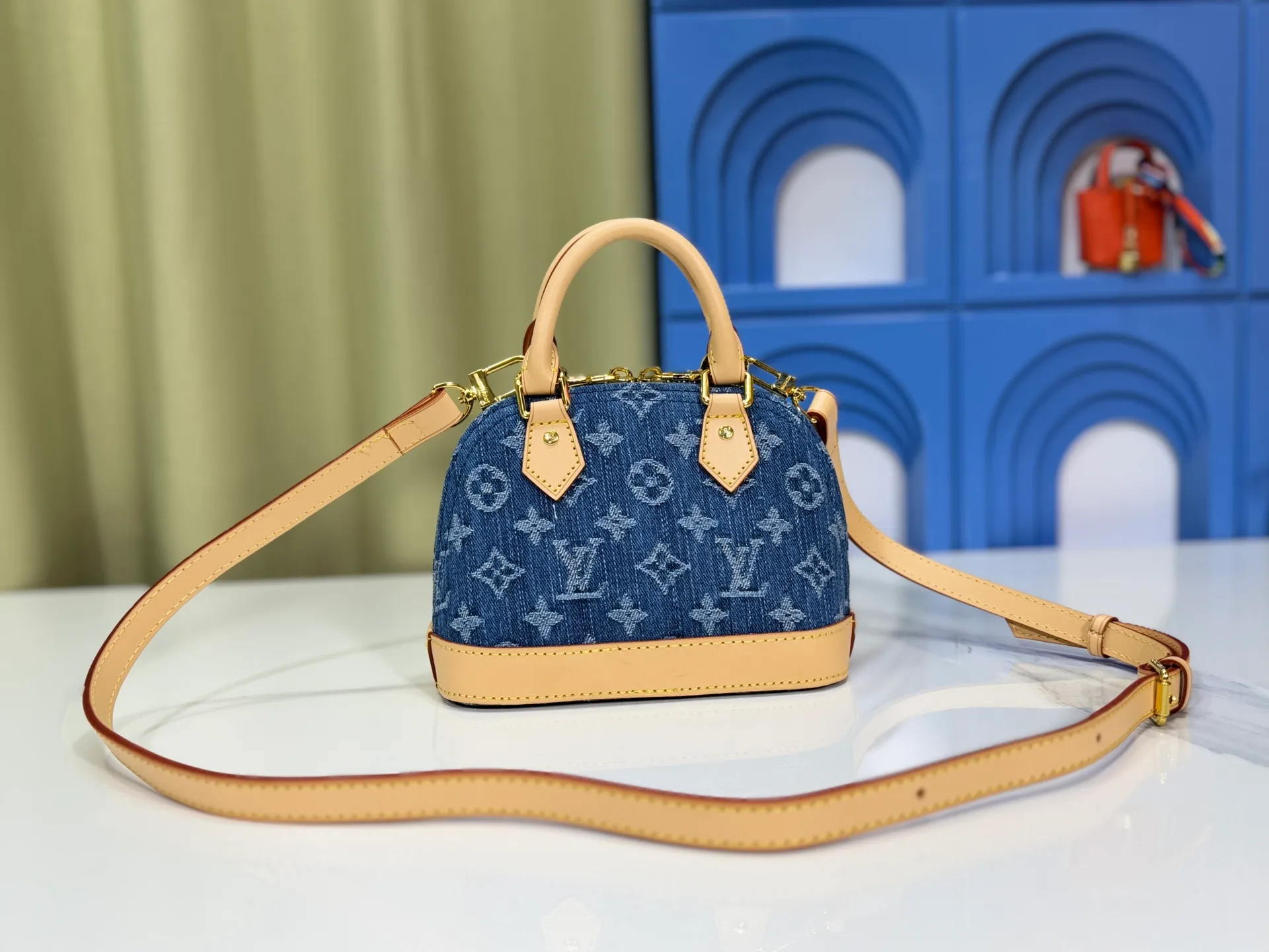 P260 Upgraded original denim [Alma Nano shell handbag] M46895 M82717 Mini shell bag series New launch Nano Alma handbag Nano Alma reproduces the iconic Alma bag in a miniature version. Louis Vuitton's signature Monogram canvas material harmonizes with the natural leather upholstery. Expertly crafted items that combine traditional charm with modern functionality. Opening the double zippers reveals an interior design with surprisingly ample storage space. With two leather handles and an adjustable, removable shoulder strap, it can be styled in a variety of ways.  Dimensions: 19 x 12 x 8 cm