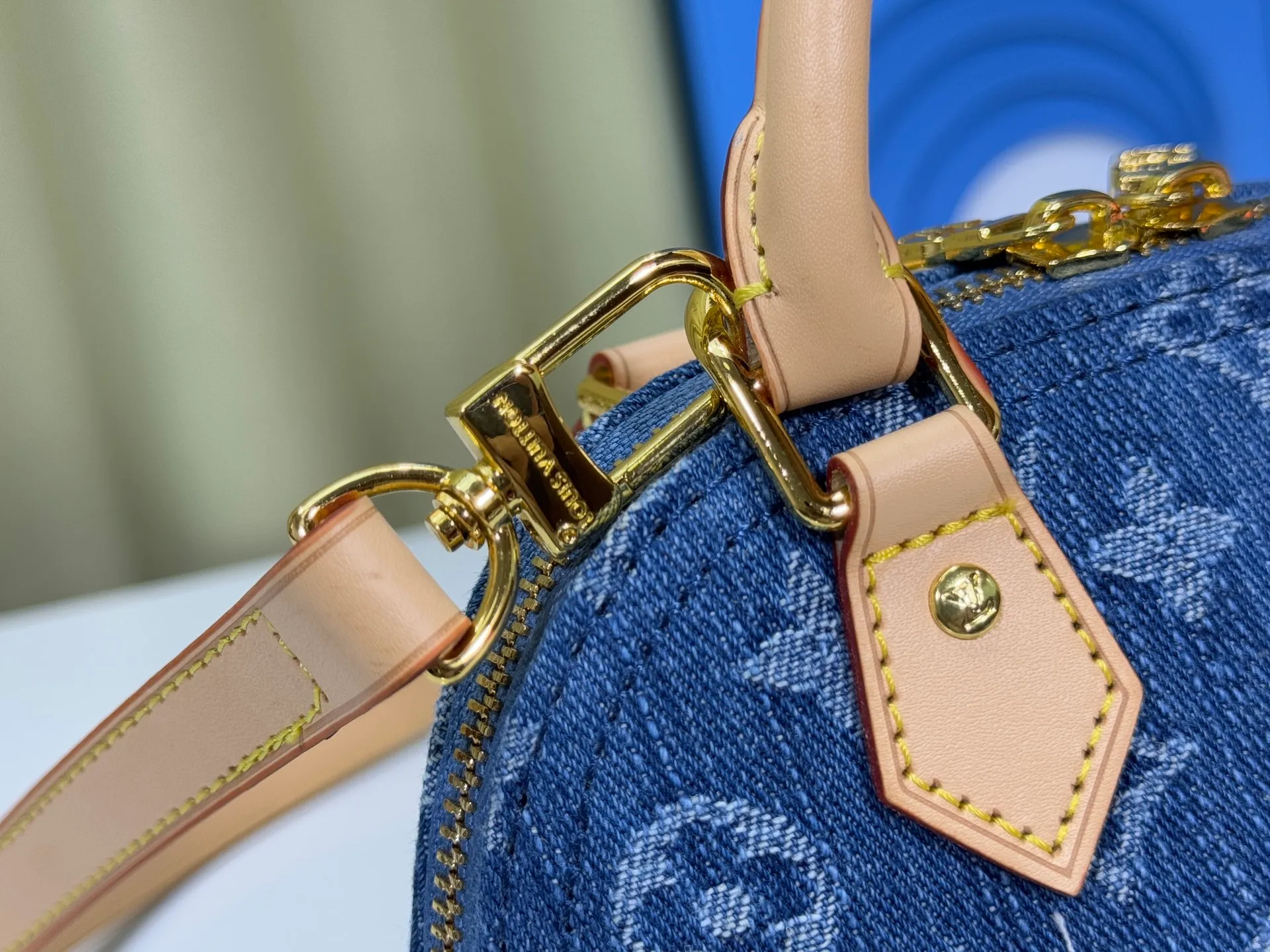 P260 Upgraded original denim [Alma Nano shell handbag] M46895 M82717 Mini shell bag series New launch Nano Alma handbag Nano Alma reproduces the iconic Alma bag in a miniature version. Louis Vuitton's signature Monogram canvas material harmonizes with the natural leather upholstery. Expertly crafted items that combine traditional charm with modern functionality. Opening the double zippers reveals an interior design with surprisingly ample storage space. With two leather handles and an adjustable, removable shoulder strap, it can be styled in a variety of ways.  Dimensions: 19 x 12 x 8 cm