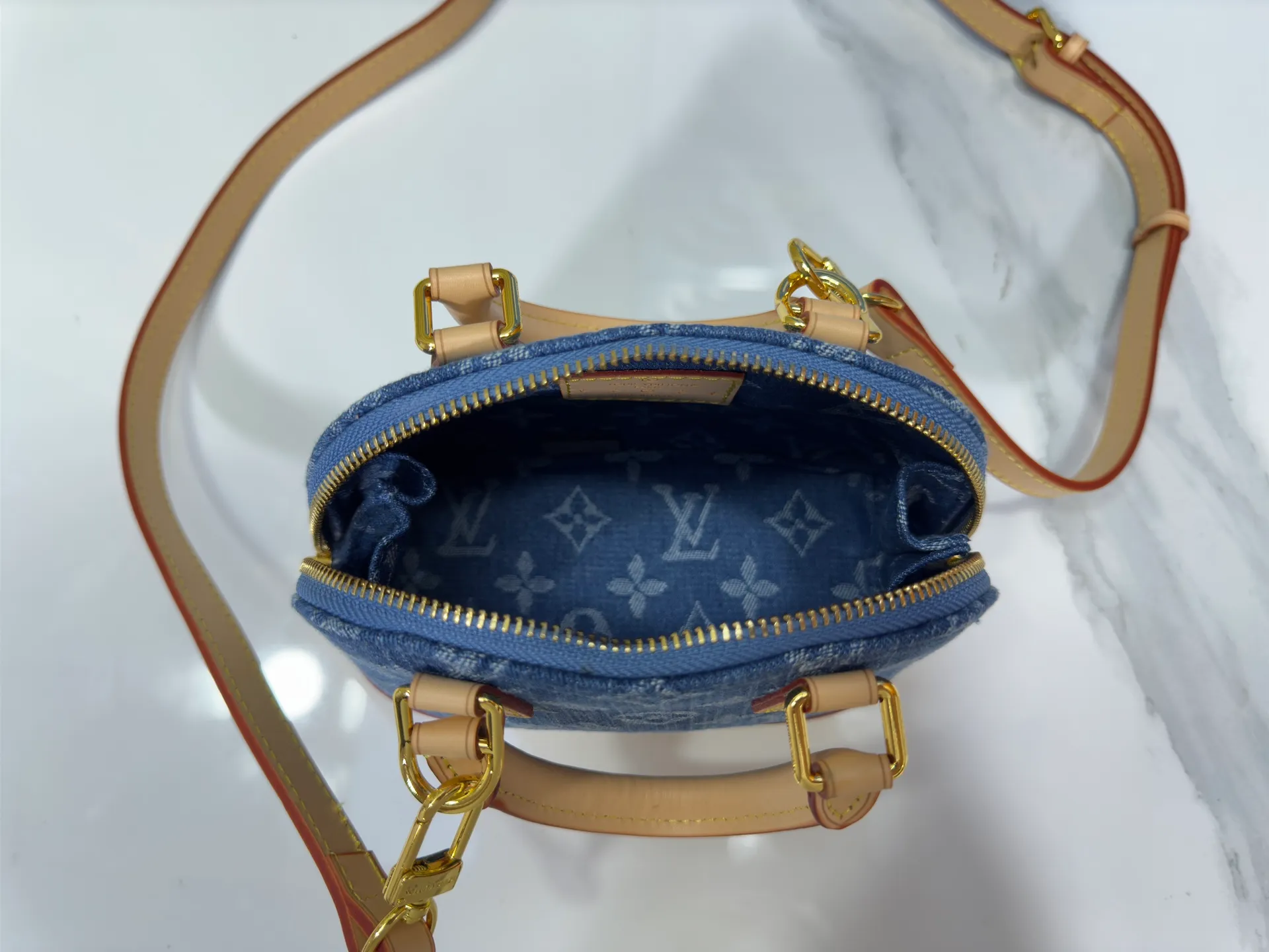 P260 Upgraded original denim [Alma Nano shell handbag] M46895 M82717 Mini shell bag series New launch Nano Alma handbag Nano Alma reproduces the iconic Alma bag in a miniature version. Louis Vuitton's signature Monogram canvas material harmonizes with the natural leather upholstery. Expertly crafted items that combine traditional charm with modern functionality. Opening the double zippers reveals an interior design with surprisingly ample storage space. With two leather handles and an adjustable, removable shoulder strap, it can be styled in a variety of ways.  Dimensions: 19 x 12 x 8 cm