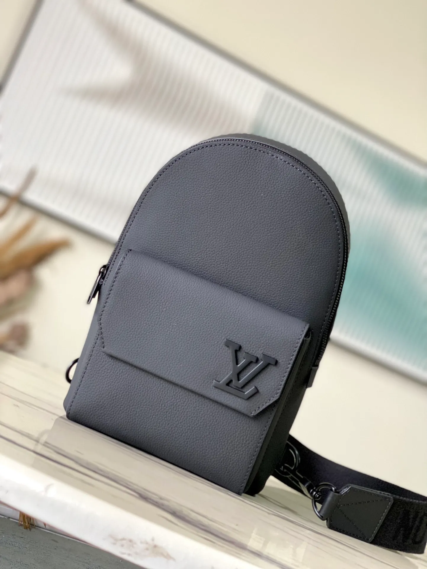 💰1060 (top layer leather) top original order M23736 black gram buckle full leather chest bag series Zly jm hx Pilot slingback handbag pilot slingback bag Inspired by the much-loved takeout backpack, the round profile and front wing show the iconic details of the LY aerodynamic diagram series pilot sling. Magnetic locking device for secure storage and easy removal. An adjustable strap that can be attached to the left or right side of the bag. Dimensions: 20 x 30 × 4 cm