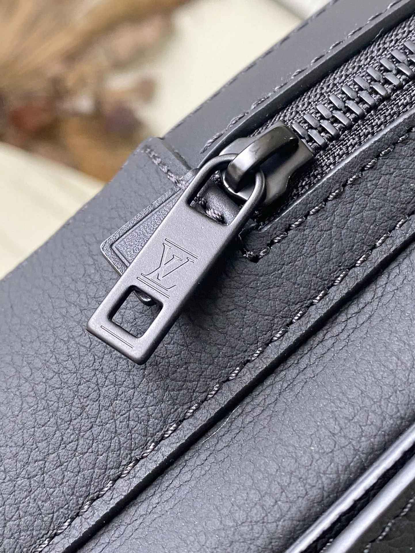 💰1060 (top layer leather) top original order M23736 black gram buckle full leather chest bag series Zly jm hx Pilot slingback handbag pilot slingback bag Inspired by the much-loved takeout backpack, the round profile and front wing show the iconic details of the LY aerodynamic diagram series pilot sling. Magnetic locking device for secure storage and easy removal. An adjustable strap that can be attached to the left or right side of the bag. Dimensions: 20 x 30 × 4 cm