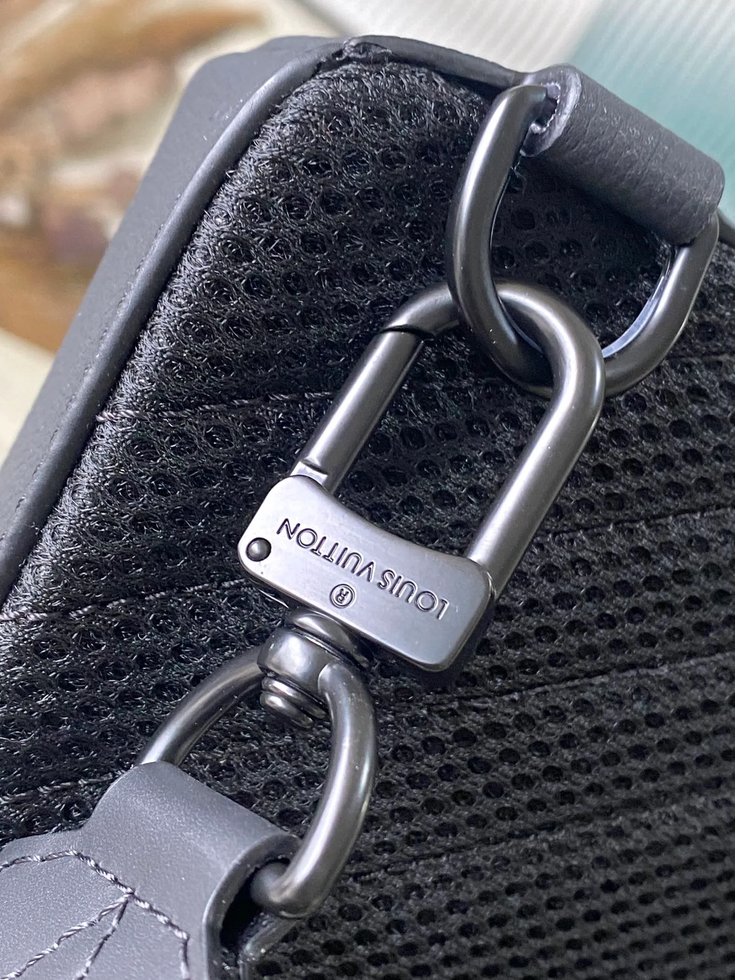 💰1060 (top layer leather) top original order M23736 black gram buckle full leather chest bag series Zly jm hx Pilot slingback handbag pilot slingback bag Inspired by the much-loved takeout backpack, the round profile and front wing show the iconic details of the LY aerodynamic diagram series pilot sling. Magnetic locking device for secure storage and easy removal. An adjustable strap that can be attached to the left or right side of the bag. Dimensions: 20 x 30 × 4 cm