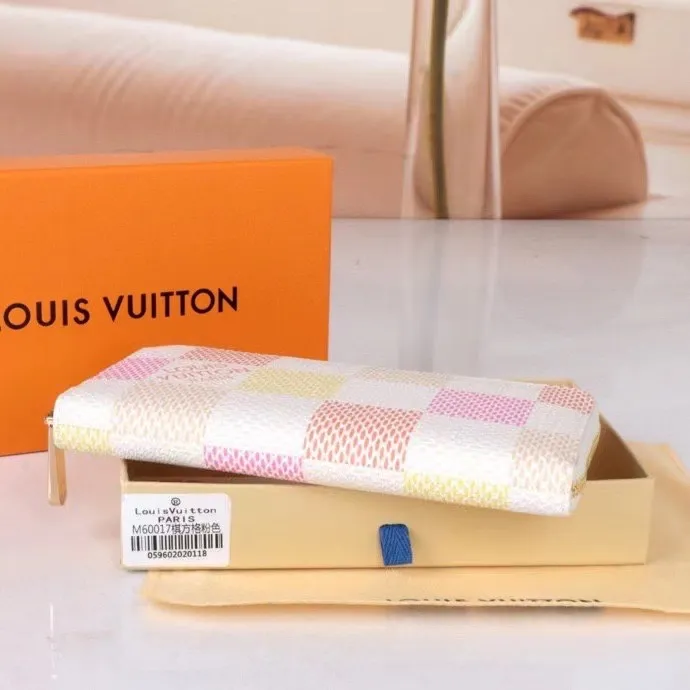 P140💰 Model: 60017 checkered sapphire blue New model The latest model for spring and summer 2024, this pocket wallet combines the elegance of Damier Graphite canvas with the delicate texture of Epi leather, with stripes emblazoned with the Louis Vuitton logo. The elegant design can accommodate credit cards, banknotes and receipts, making it suitable for daily carrying or gift giving. Epi leather and Damier Graphite coated sail. Textile cowhide trimmed cowhide lining, card compartment, inner pocket, outer patch pocket, Made in one of France, Spain, Italy and the United States; 19.5 x 10.5 x 2.5 cm (length x height x width)