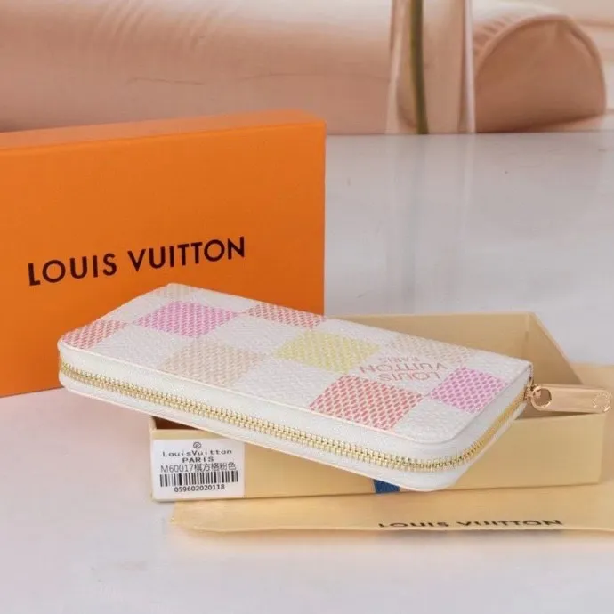 P140💰 Model: 60017 checkered sapphire blue New model The latest model for spring and summer 2024, this pocket wallet combines the elegance of Damier Graphite canvas with the delicate texture of Epi leather, with stripes emblazoned with the Louis Vuitton logo. The elegant design can accommodate credit cards, banknotes and receipts, making it suitable for daily carrying or gift giving. Epi leather and Damier Graphite coated sail. Textile cowhide trimmed cowhide lining, card compartment, inner pocket, outer patch pocket, Made in one of France, Spain, Italy and the United States; 19.5 x 10.5 x 2.5 cm (length x height x width)