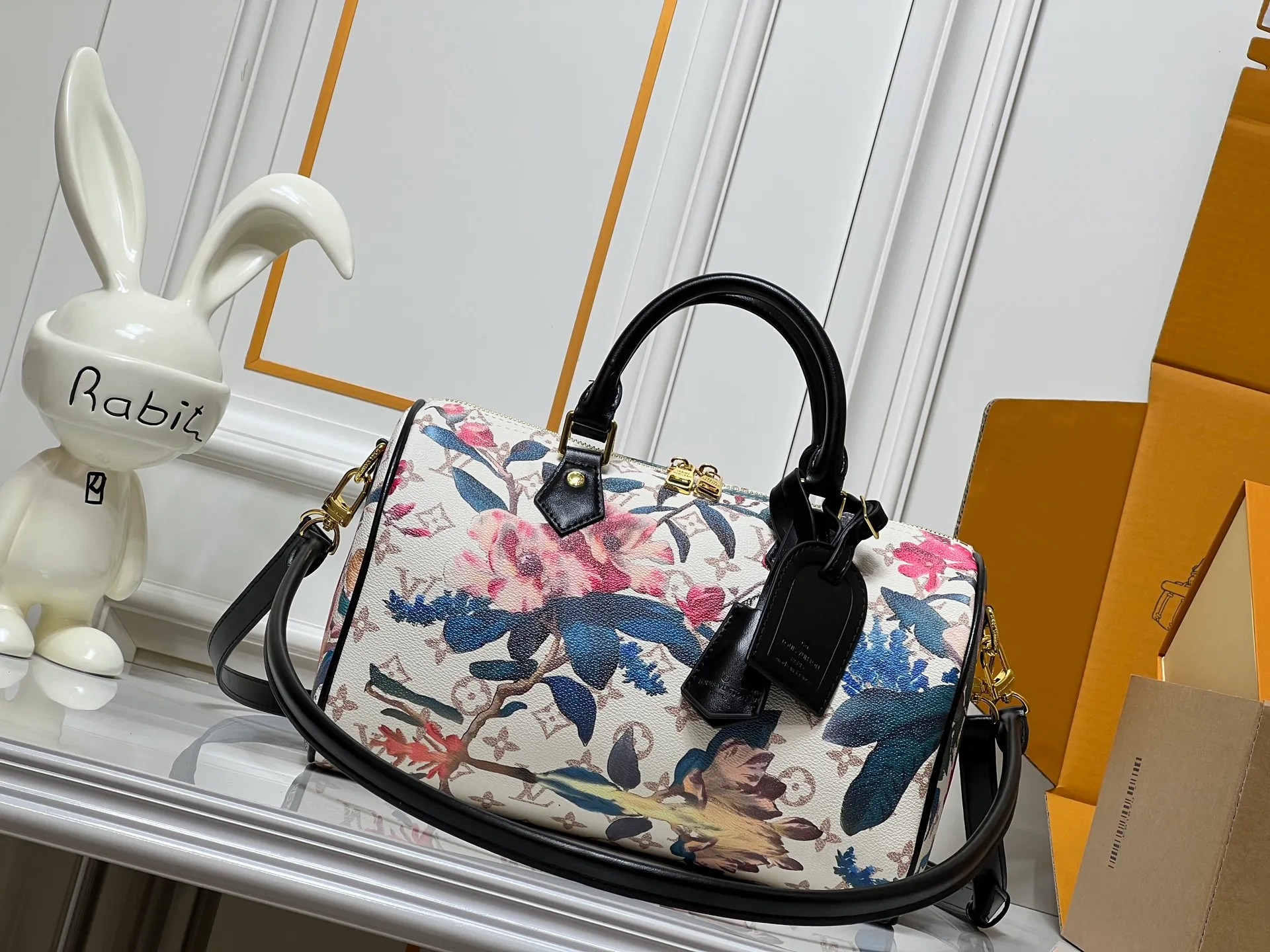 Batch 320💰M18076 M15159 M25766 M13344 Catwalk model This Speedy Soft 30 is from the LV Travels With Grace Coddlington series. It is made of rich-toned cow leather with gold hardware and interesting embossed shapes. Removable name tag features Grace Coddington's handwriting. Size: 30X21X17 cm