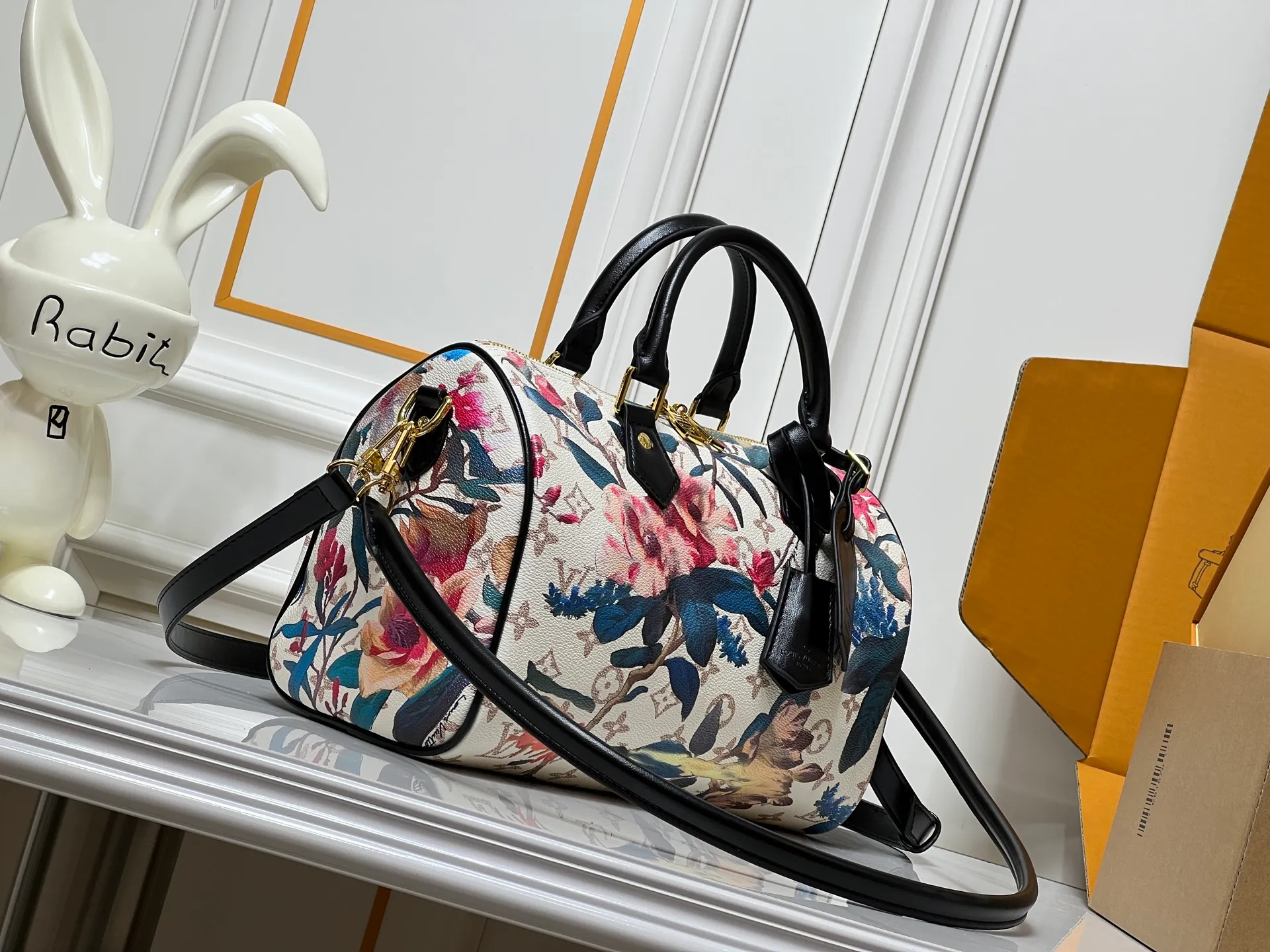 Batch 320💰M18076 M15159 M25766 M13344 Catwalk model This Speedy Soft 30 is from the LV Travels With Grace Coddlington series. It is made of rich-toned cow leather with gold hardware and interesting embossed shapes. Removable name tag features Grace Coddington's handwriting. Size: 30X21X17 cm