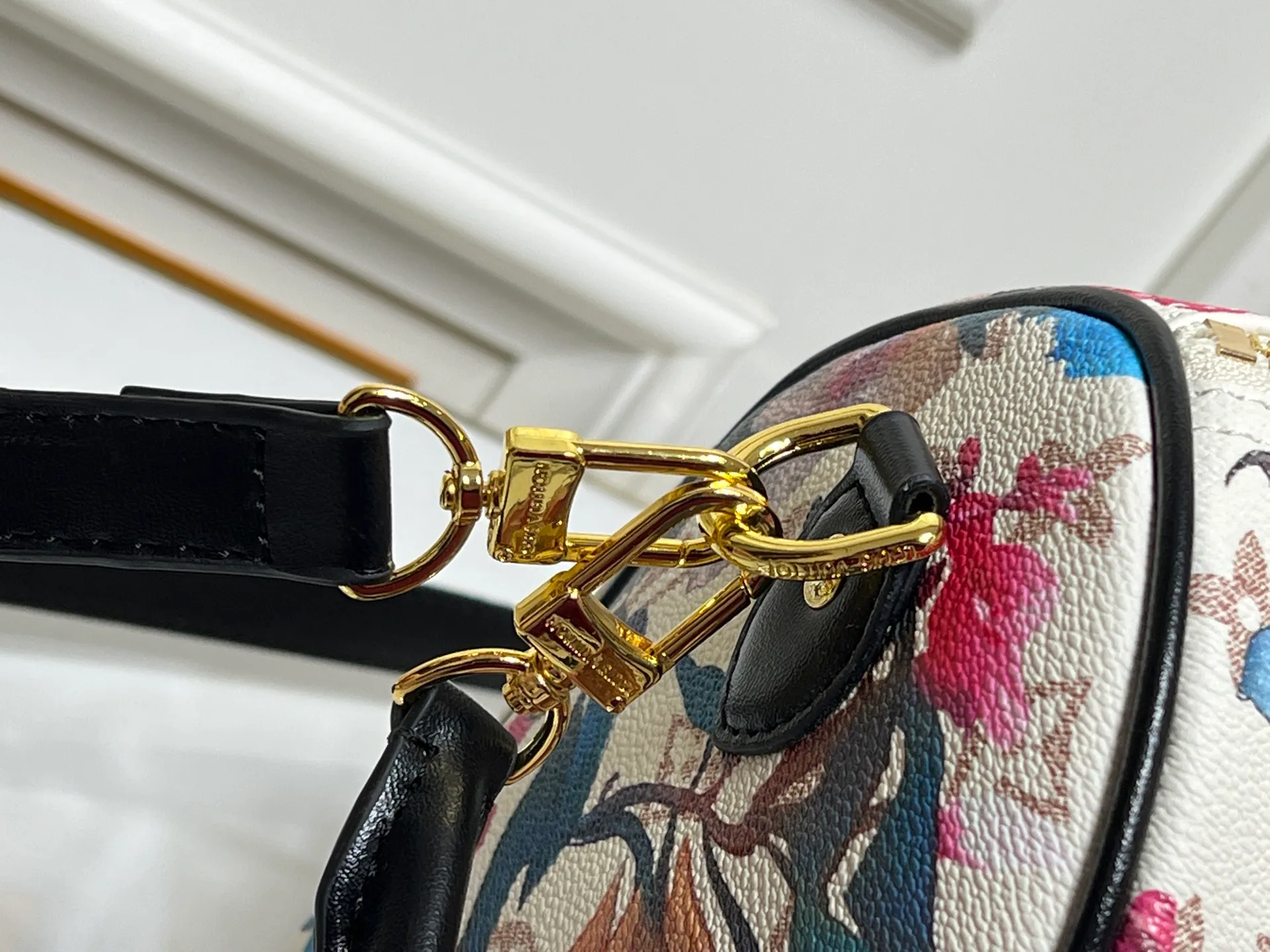 Batch 320💰M18076 M15159 M25766 M13344 Catwalk model This Speedy Soft 30 is from the LV Travels With Grace Coddlington series. It is made of rich-toned cow leather with gold hardware and interesting embossed shapes. Removable name tag features Grace Coddington's handwriting. Size: 30X21X17 cm