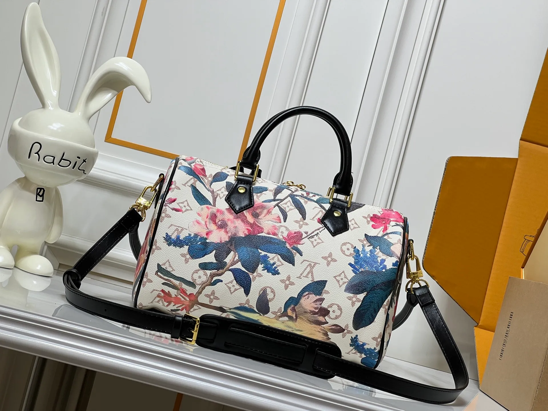 Batch 320💰M18076 M15159 M25766 M13344 Catwalk model This Speedy Soft 30 is from the LV Travels With Grace Coddlington series. It is made of rich-toned cow leather with gold hardware and interesting embossed shapes. Removable name tag features Grace Coddington's handwriting. Size: 30X21X17 cm