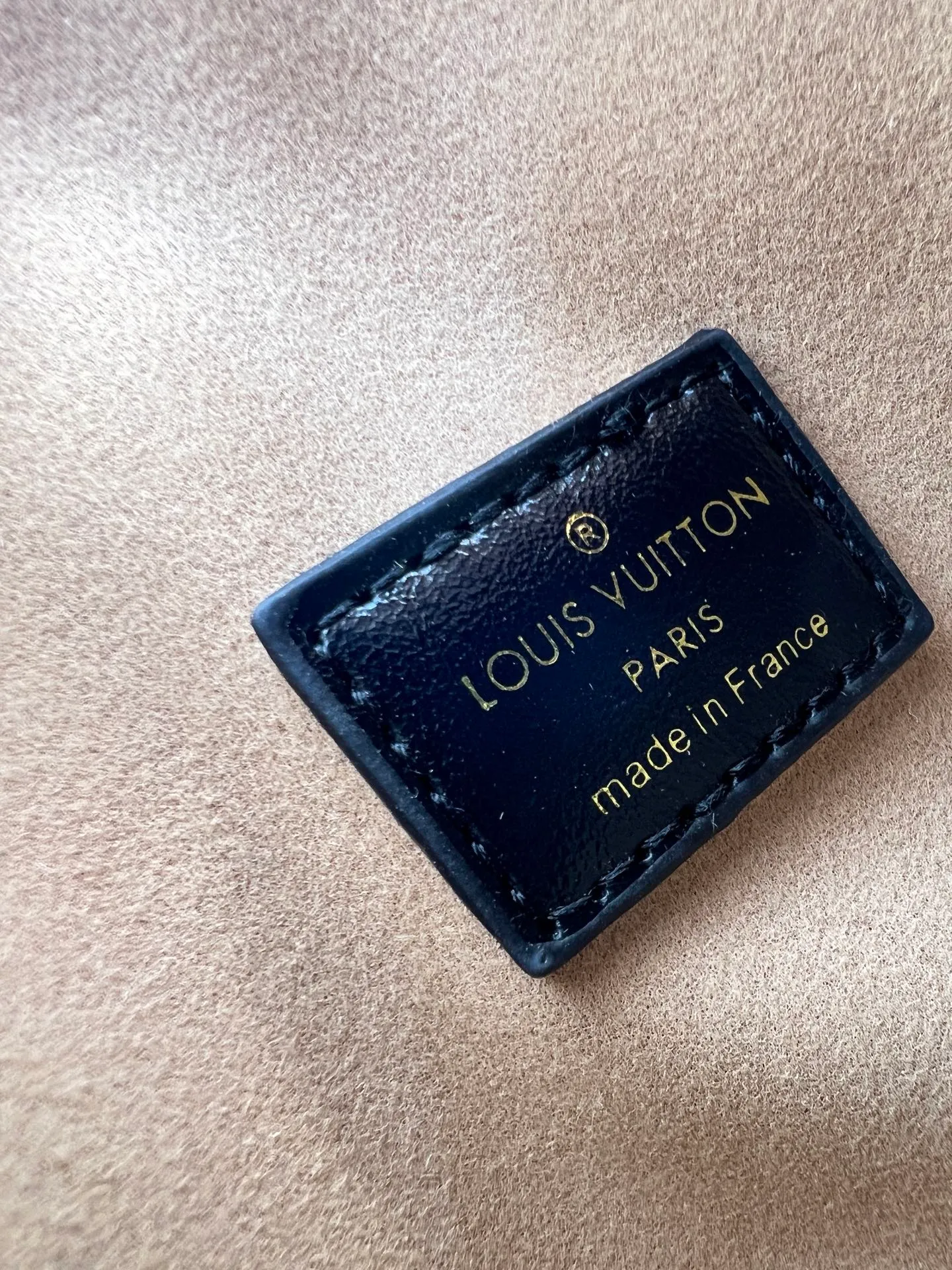Batch 320💰M18076 M15159 M25766 M13344 Catwalk model This Speedy Soft 30 is from the LV Travels With Grace Coddlington series. It is made of rich-toned cow leather with gold hardware and interesting embossed shapes. Removable name tag features Grace Coddington's handwriting. Size: 30X21X17 cm