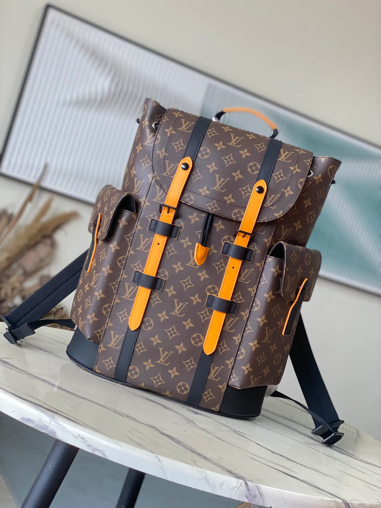 💰1080 Top original M46686 yellow leather Christopher medium backpack uses Monogram canvas to interpret the rugged and simple spirit of a hiking bag. Its unique style is suitable for both work and entertainment, highlighting a high-quality lifestyle. size：38x44x21cm