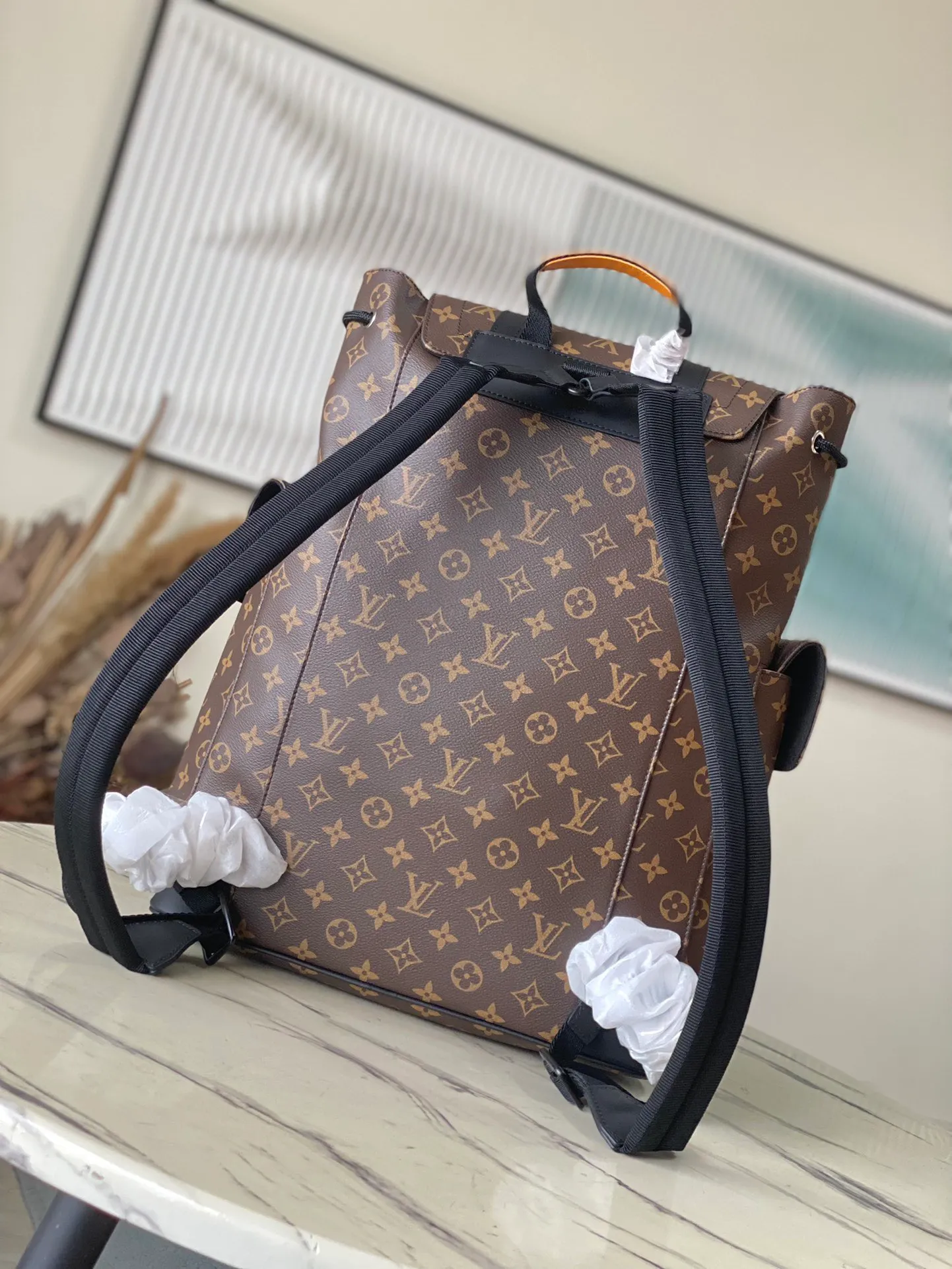 💰1080 Top original M46686 yellow leather Christopher medium backpack uses Monogram canvas to interpret the rugged and simple spirit of a hiking bag. Its unique style is suitable for both work and entertainment, highlighting a high-quality lifestyle. size：38x44x21cm