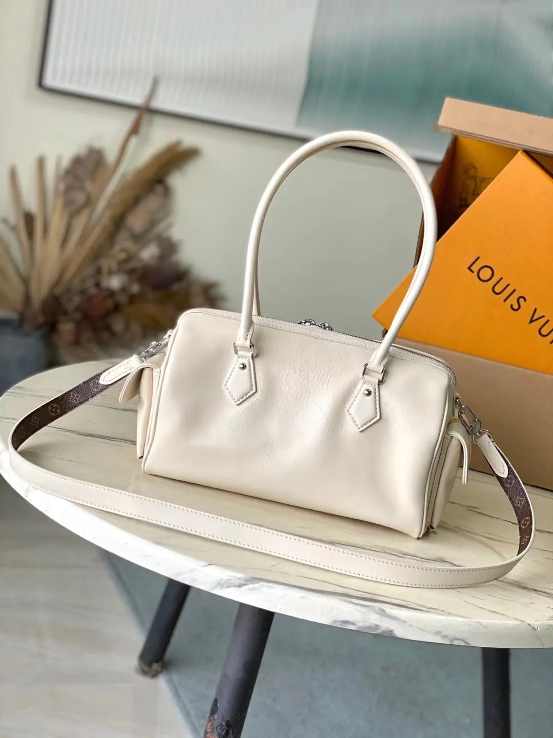 💰1240 (top layer leather) top original order M12965 This Speedy Cargo handbag comes from the LVVbe series, renewing the classic design of the 1930s with avant-garde touches. The body of the glossy sheepskin bag is embellished with a Monogram address plate, paying homage to the brand's long trunk-making heritage. Plenty of space to easily store your daily needs, and the detachable leather shoulder strap allows for a variety of carrying methods. Dimensions: 28 × 17 × 12 cm
