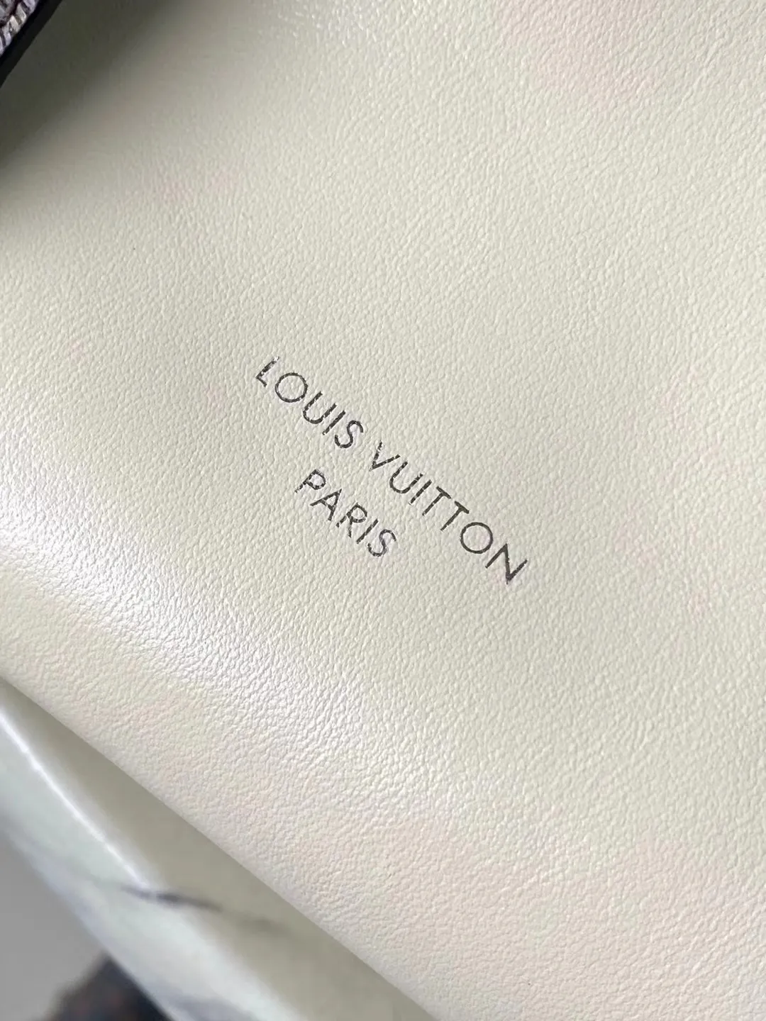 💰1240 (top layer leather) top original order M12965 This Speedy Cargo handbag comes from the LVVbe series, renewing the classic design of the 1930s with avant-garde touches. The body of the glossy sheepskin bag is embellished with a Monogram address plate, paying homage to the brand's long trunk-making heritage. Plenty of space to easily store your daily needs, and the detachable leather shoulder strap allows for a variety of carrying methods. Dimensions: 28 × 17 × 12 cm