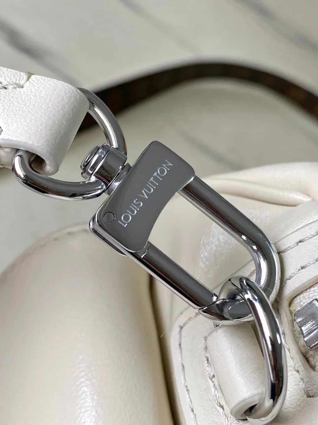 💰1240 (top layer leather) top original order M12965 This Speedy Cargo handbag comes from the LVVbe series, renewing the classic design of the 1930s with avant-garde touches. The body of the glossy sheepskin bag is embellished with a Monogram address plate, paying homage to the brand's long trunk-making heritage. Plenty of space to easily store your daily needs, and the detachable leather shoulder strap allows for a variety of carrying methods. Dimensions: 28 × 17 × 12 cm