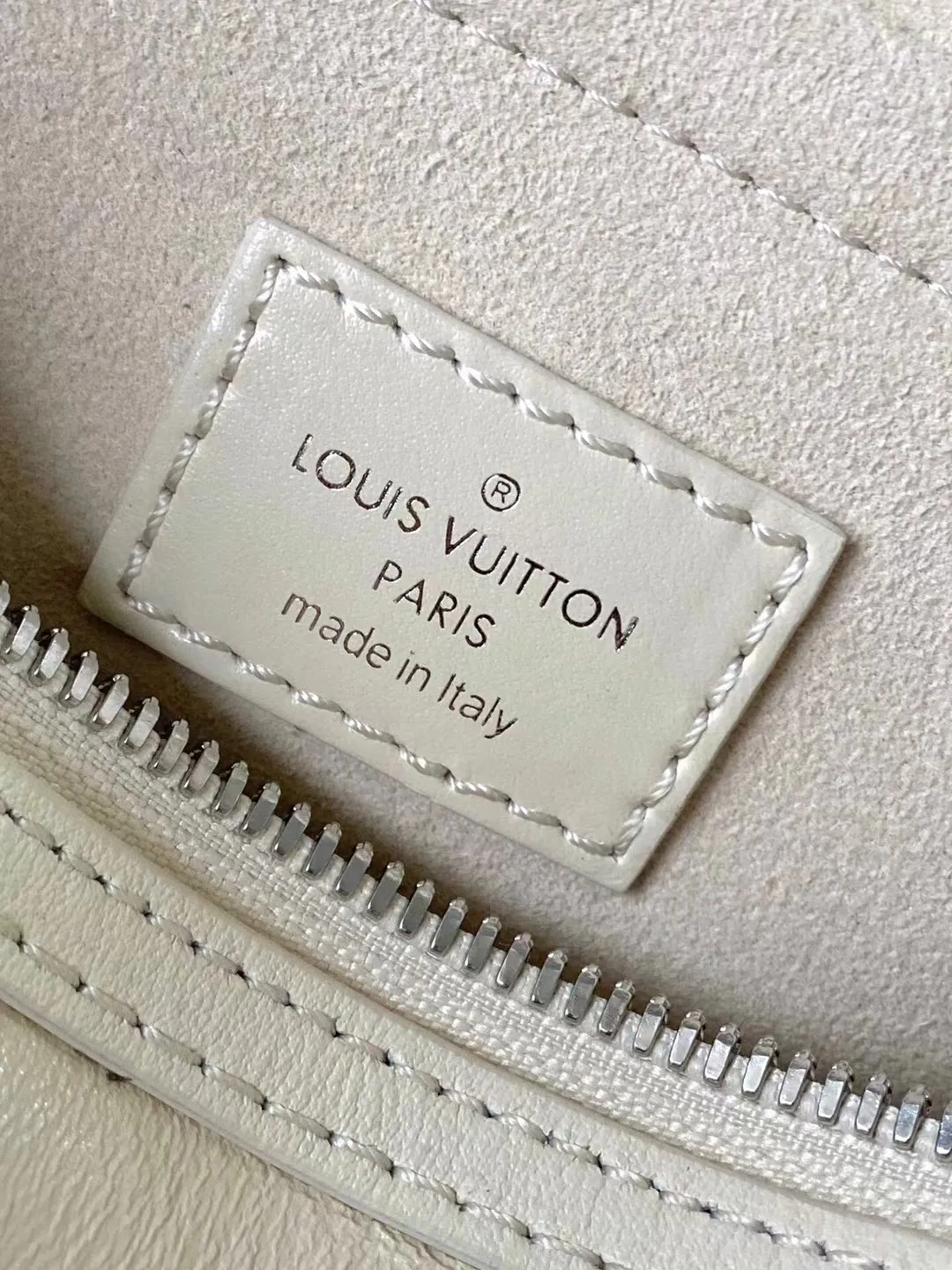 💰1240 (top layer leather) top original order M12965 This Speedy Cargo handbag comes from the LVVbe series, renewing the classic design of the 1930s with avant-garde touches. The body of the glossy sheepskin bag is embellished with a Monogram address plate, paying homage to the brand's long trunk-making heritage. Plenty of space to easily store your daily needs, and the detachable leather shoulder strap allows for a variety of carrying methods. Dimensions: 28 × 17 × 12 cm