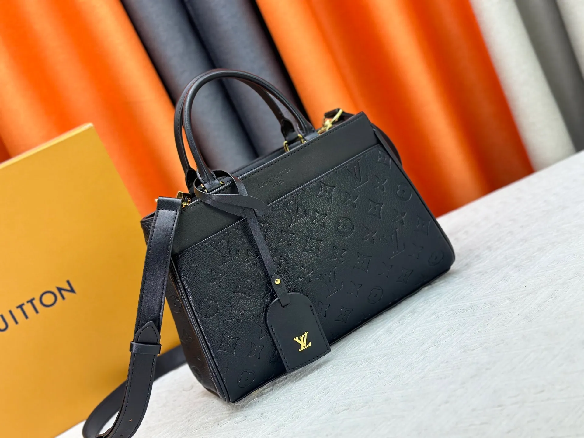 P270 upgraded original M25575 M25577 M15231 City Avenue PM (Avenue PM) combines functionality with elegant silhouette for a fashionable urban lifestyle. A piece that adds a touch of elegance to both everyday and evening looks. A modern tote bag inspired by the elegant streets of Paris. The signature Monogram prefixed leather material is decorated with name patterns and gold hardware design. Fold the handle inside to create a cross-shaped messenger bag. Dimensions: 30 x 19.5 x 12 cm (length x height x width)