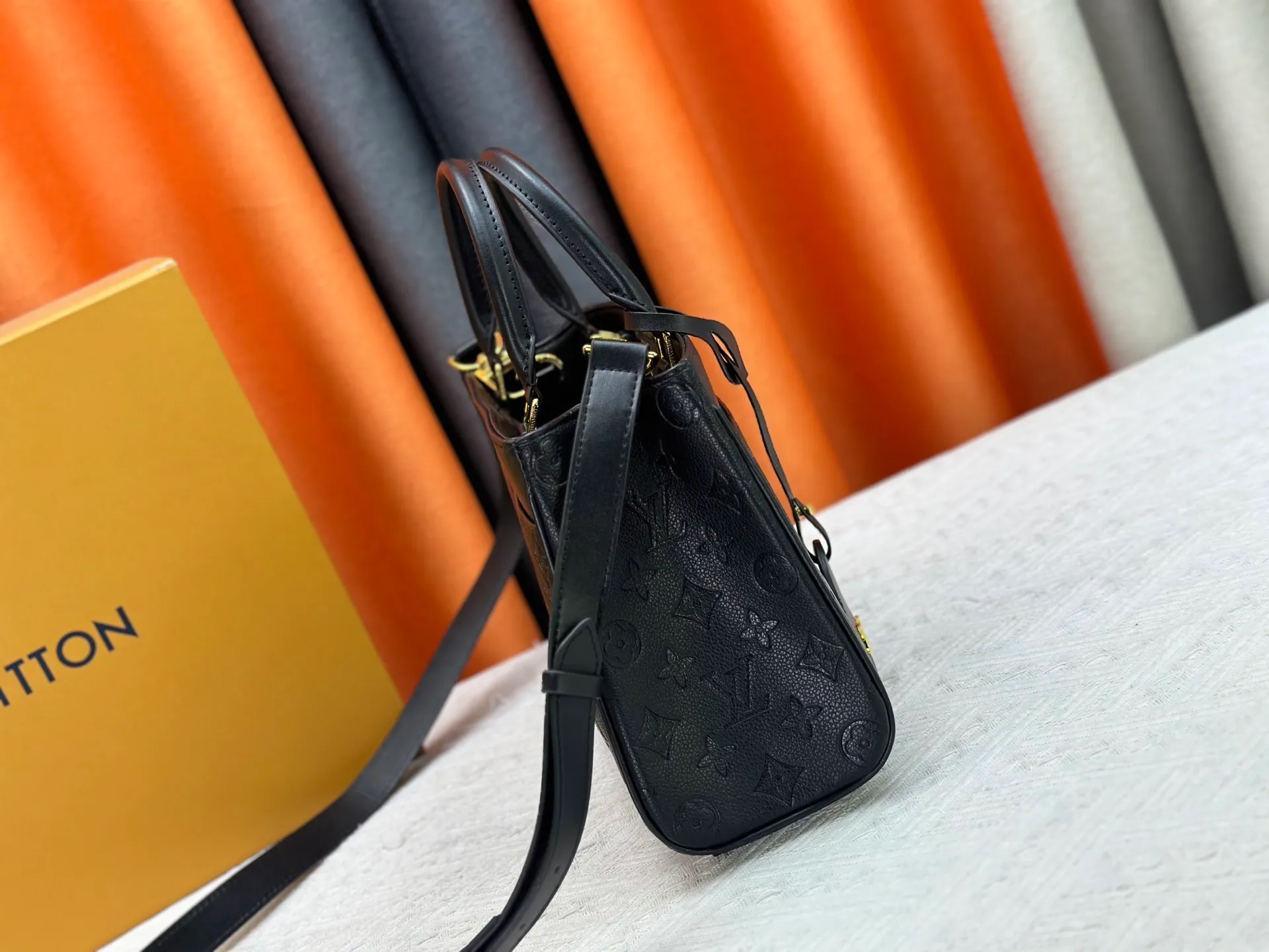 P270 upgraded original M25575 M25577 M15231 City Avenue PM (Avenue PM) combines functionality with elegant silhouette for a fashionable urban lifestyle. A piece that adds a touch of elegance to both everyday and evening looks. A modern tote bag inspired by the elegant streets of Paris. The signature Monogram prefixed leather material is decorated with name patterns and gold hardware design. Fold the handle inside to create a cross-shaped messenger bag. Dimensions: 30 x 19.5 x 12 cm (length x height x width)