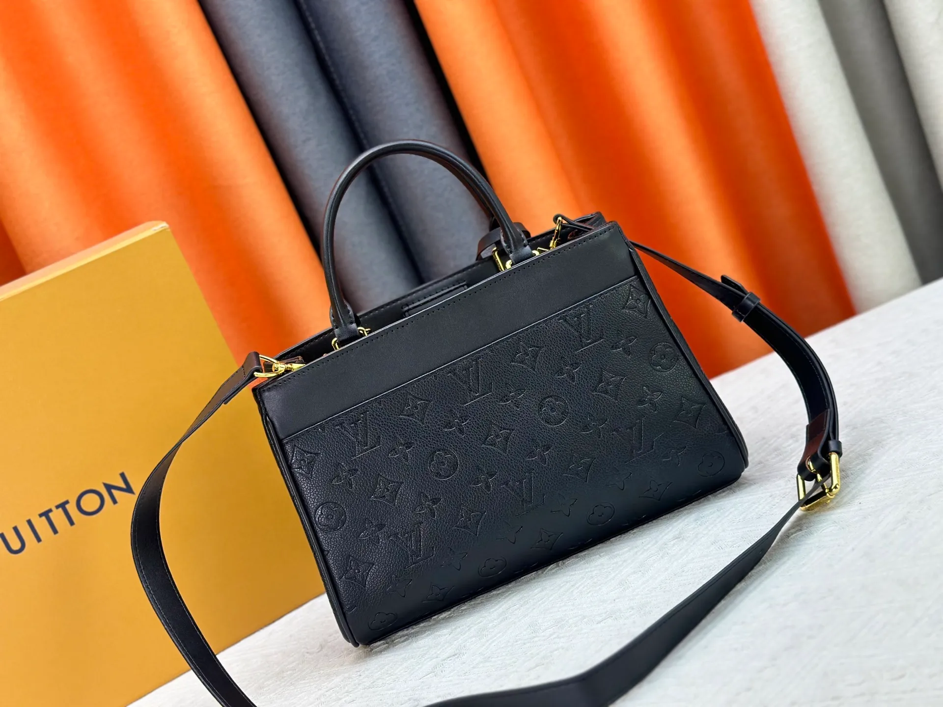 P270 upgraded original M25575 M25577 M15231 City Avenue PM (Avenue PM) combines functionality with elegant silhouette for a fashionable urban lifestyle. A piece that adds a touch of elegance to both everyday and evening looks. A modern tote bag inspired by the elegant streets of Paris. The signature Monogram prefixed leather material is decorated with name patterns and gold hardware design. Fold the handle inside to create a cross-shaped messenger bag. Dimensions: 30 x 19.5 x 12 cm (length x height x width)