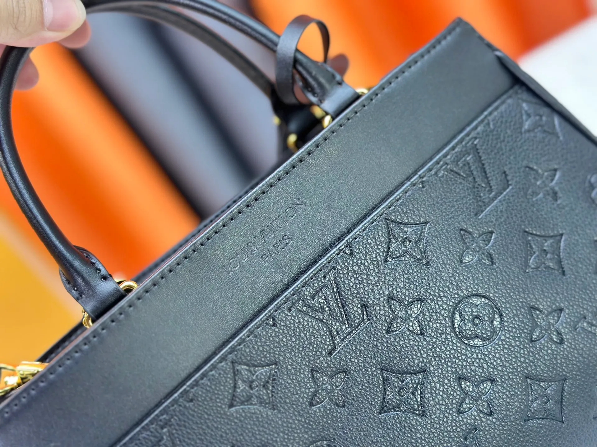 P270 upgraded original M25575 M25577 M15231 City Avenue PM (Avenue PM) combines functionality with elegant silhouette for a fashionable urban lifestyle. A piece that adds a touch of elegance to both everyday and evening looks. A modern tote bag inspired by the elegant streets of Paris. The signature Monogram prefixed leather material is decorated with name patterns and gold hardware design. Fold the handle inside to create a cross-shaped messenger bag. Dimensions: 30 x 19.5 x 12 cm (length x height x width)