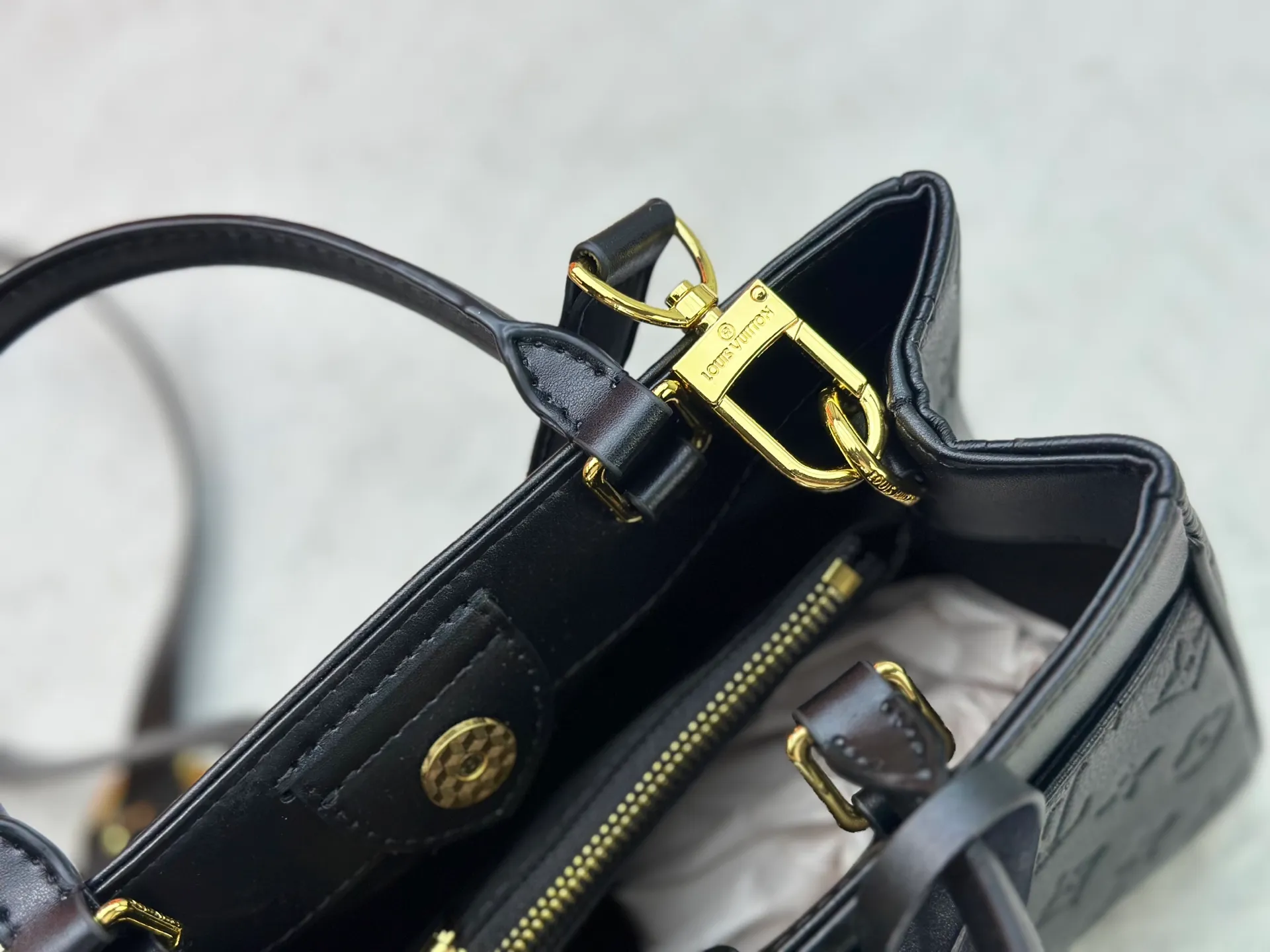 P270 upgraded original M25575 M25577 M15231 City Avenue PM (Avenue PM) combines functionality with elegant silhouette for a fashionable urban lifestyle. A piece that adds a touch of elegance to both everyday and evening looks. A modern tote bag inspired by the elegant streets of Paris. The signature Monogram prefixed leather material is decorated with name patterns and gold hardware design. Fold the handle inside to create a cross-shaped messenger bag. Dimensions: 30 x 19.5 x 12 cm (length x height x width)