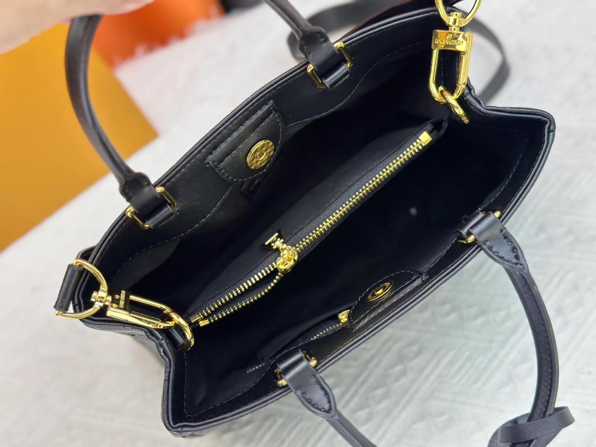 P270 upgraded original M25575 M25577 M15231 City Avenue PM (Avenue PM) combines functionality with elegant silhouette for a fashionable urban lifestyle. A piece that adds a touch of elegance to both everyday and evening looks. A modern tote bag inspired by the elegant streets of Paris. The signature Monogram prefixed leather material is decorated with name patterns and gold hardware design. Fold the handle inside to create a cross-shaped messenger bag. Dimensions: 30 x 19.5 x 12 cm (length x height x width)