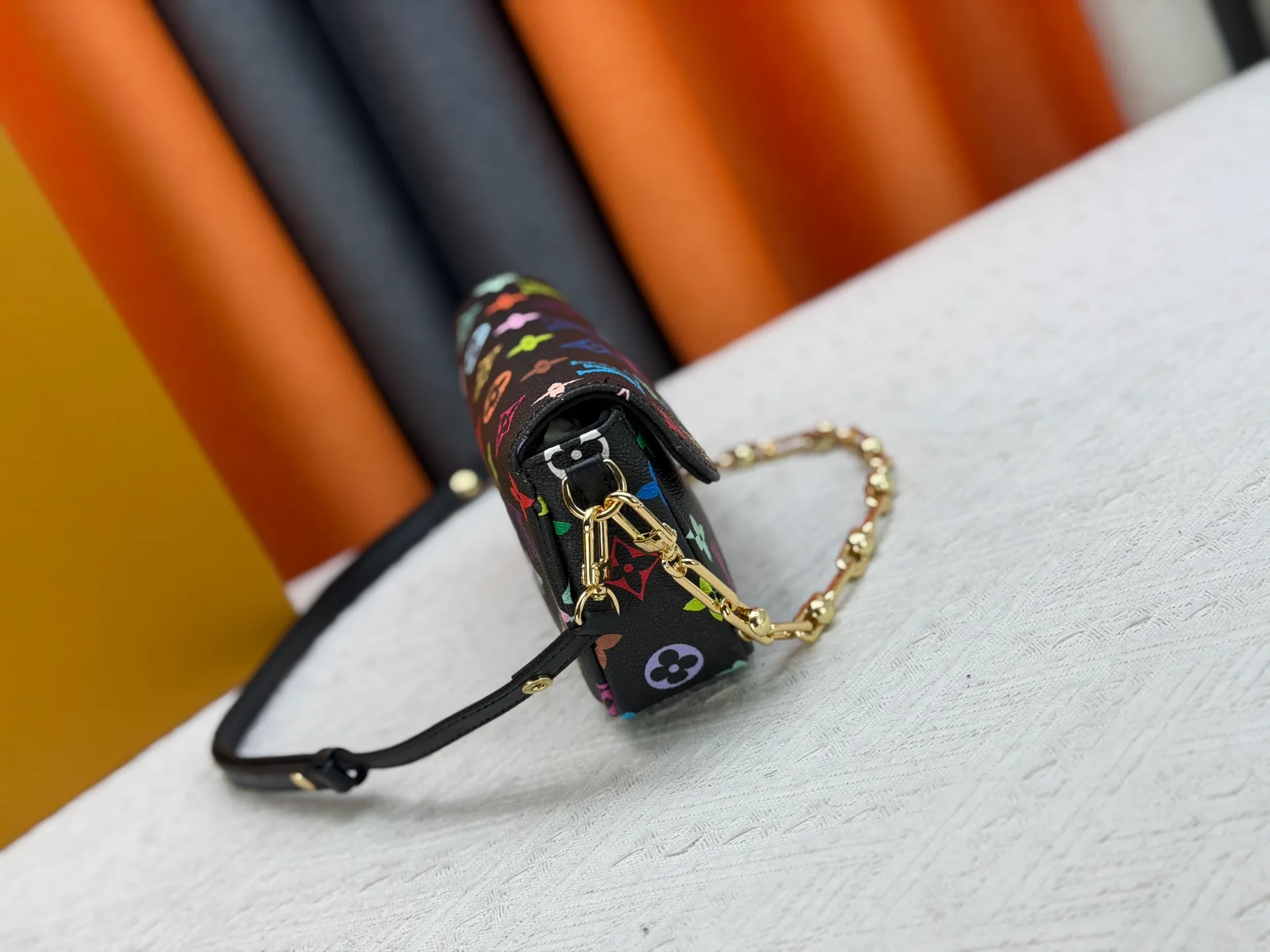 P240 [Official latest model] (real shot, real shot, version matching method) M12778-81911-82110-81992-12778-11299-M27492 lv Murakami Takashi co-branded NANOSPEEDY handbag this Nano The Speedy handbag combines Monogram canvas and cow leather trim printing, with 33 colorful interpretations of white, three colors and black three colors. It has been launched in twelve styles and is very popular around the world and is loved by celebrities and celebrities. 16x10x7.5cm