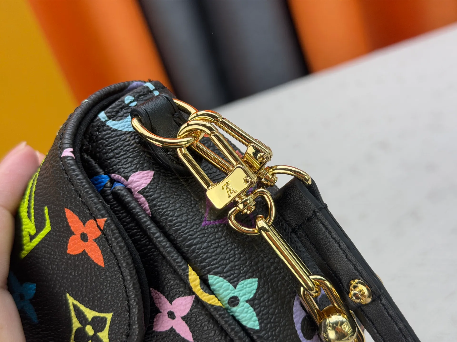 P240 [Official latest model] (real shot, real shot, version matching method) M12778-81911-82110-81992-12778-11299-M27492 lv Murakami Takashi co-branded NANOSPEEDY handbag this Nano The Speedy handbag combines Monogram canvas and cow leather trim printing, with 33 colorful interpretations of white, three colors and black three colors. It has been launched in twelve styles and is very popular around the world and is loved by celebrities and celebrities. 16x10x7.5cm