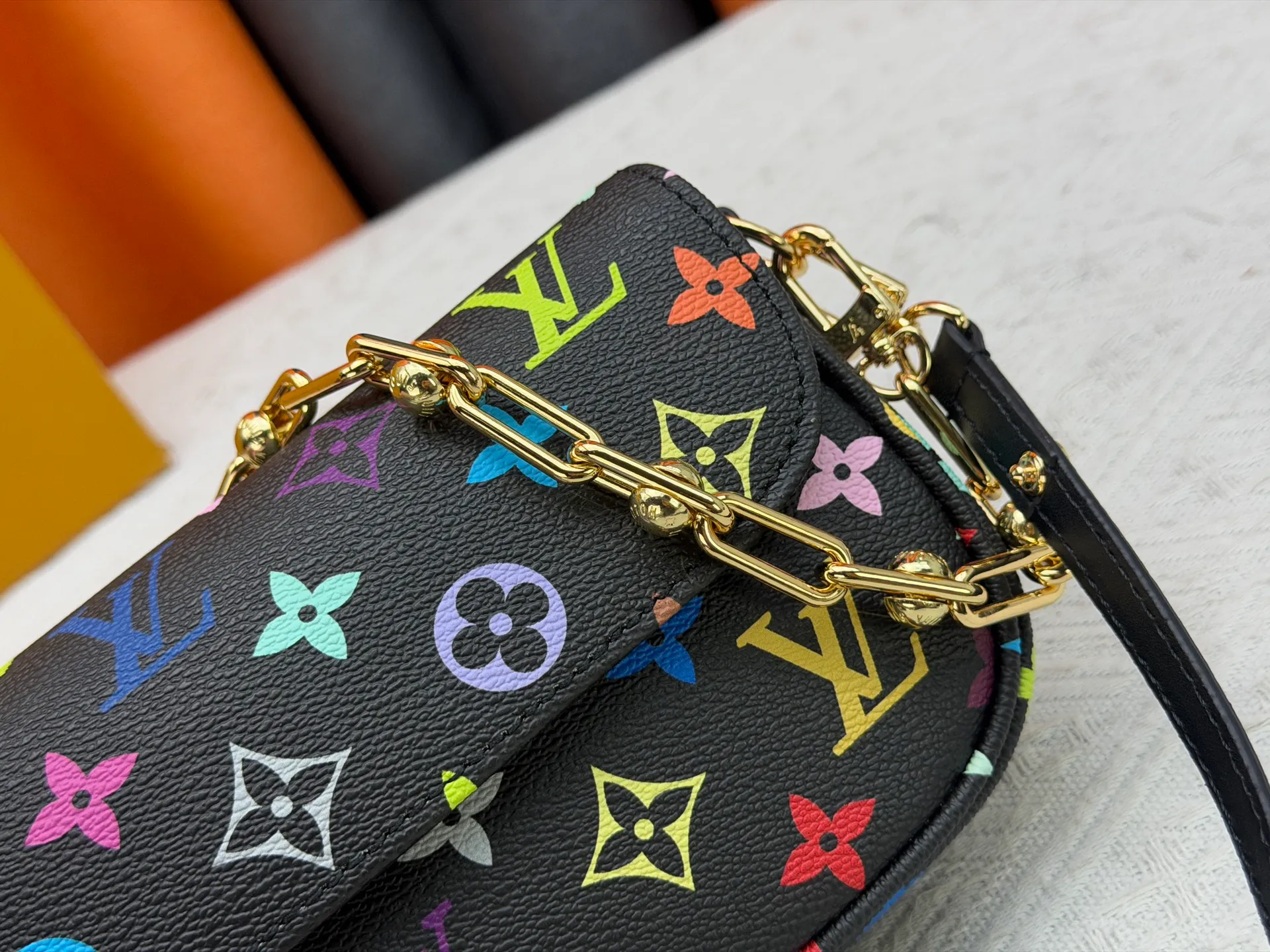P240 [Official latest model] (real shot, real shot, version matching method) M12778-81911-82110-81992-12778-11299-M27492 lv Murakami Takashi co-branded NANOSPEEDY handbag this Nano The Speedy handbag combines Monogram canvas and cow leather trim printing, with 33 colorful interpretations of white, three colors and black three colors. It has been launched in twelve styles and is very popular around the world and is loved by celebrities and celebrities. 16x10x7.5cm