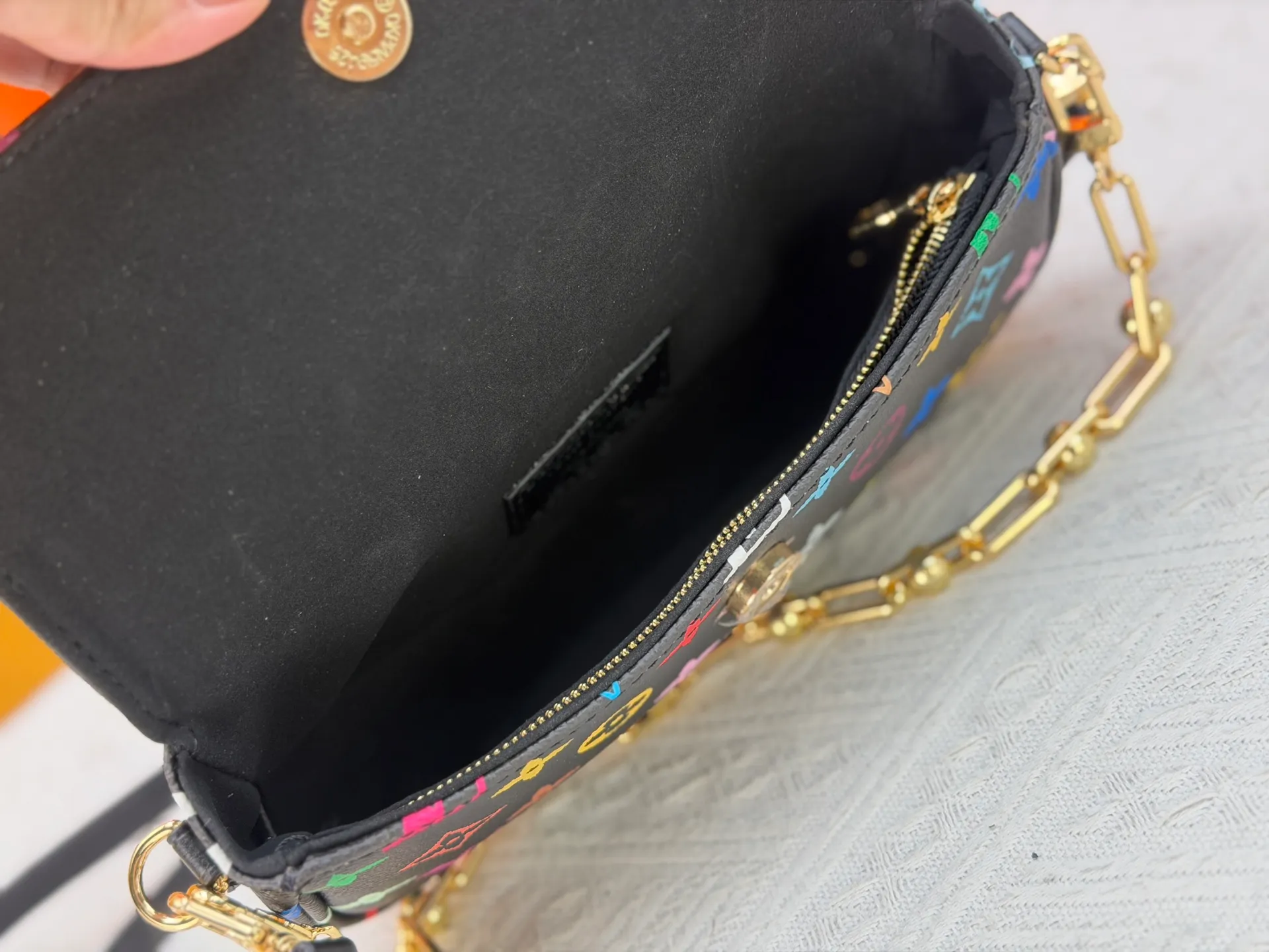 P240 [Official latest model] (real shot, real shot, version matching method) M12778-81911-82110-81992-12778-11299-M27492 lv Murakami Takashi co-branded NANOSPEEDY handbag this Nano The Speedy handbag combines Monogram canvas and cow leather trim printing, with 33 colorful interpretations of white, three colors and black three colors. It has been launched in twelve styles and is very popular around the world and is loved by celebrities and celebrities. 16x10x7.5cm