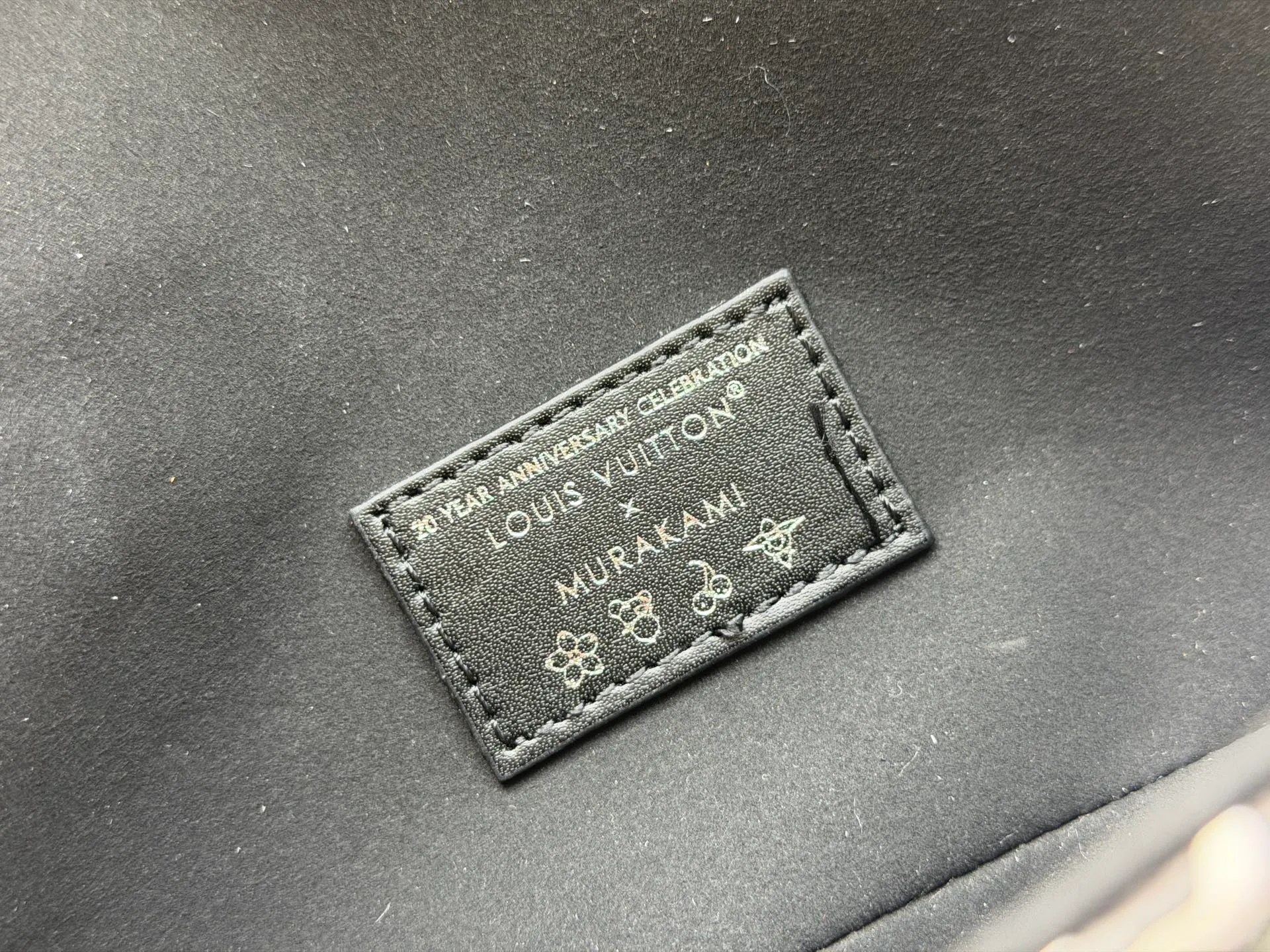 P240 [Official latest model] (real shot, real shot, version matching method) M12778-81911-82110-81992-12778-11299-M27492 lv Murakami Takashi co-branded NANOSPEEDY handbag this Nano The Speedy handbag combines Monogram canvas and cow leather trim printing, with 33 colorful interpretations of white, three colors and black three colors. It has been launched in twelve styles and is very popular around the world and is loved by celebrities and celebrities. 16x10x7.5cm