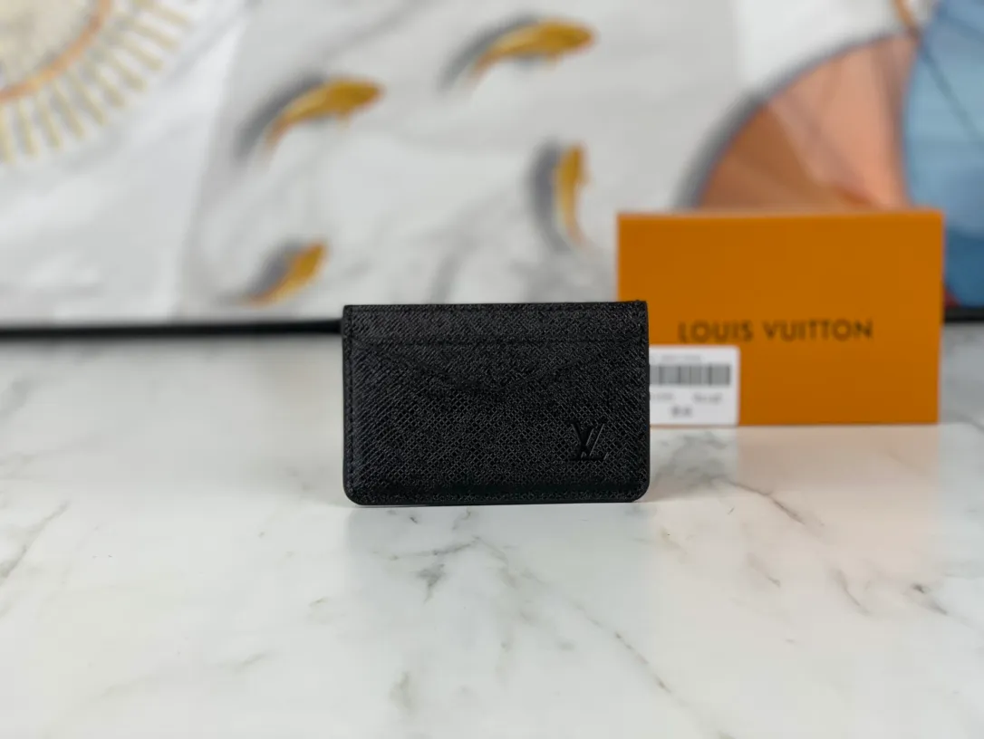 💰90💰M60166👏👏The Neo card holder made of Monogram Macassar canvas is the first choice for carrying important cards. Cowhide leather trim makes the classic Louis Vuitton pattern even more eye-catching. Dimensions: 11.0 x 7.0 x 0.6 cm,