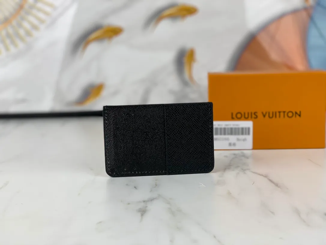 💰90💰M60166👏👏The Neo card holder made of Monogram Macassar canvas is the first choice for carrying important cards. Cowhide leather trim makes the classic Louis Vuitton pattern even more eye-catching. Dimensions: 11.0 x 7.0 x 0.6 cm,