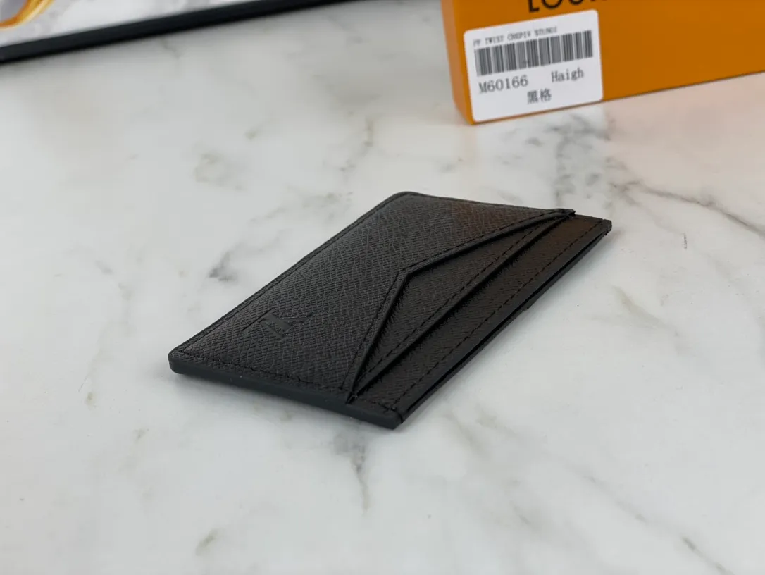 💰90💰M60166👏👏The Neo card holder made of Monogram Macassar canvas is the first choice for carrying important cards. Cowhide leather trim makes the classic Louis Vuitton pattern even more eye-catching. Dimensions: 11.0 x 7.0 x 0.6 cm,