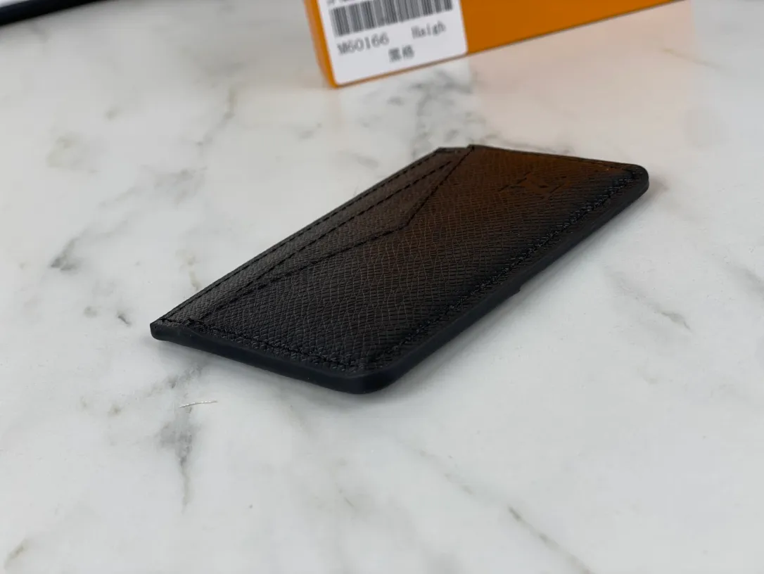 💰90💰M60166👏👏The Neo card holder made of Monogram Macassar canvas is the first choice for carrying important cards. Cowhide leather trim makes the classic Louis Vuitton pattern even more eye-catching. Dimensions: 11.0 x 7.0 x 0.6 cm,