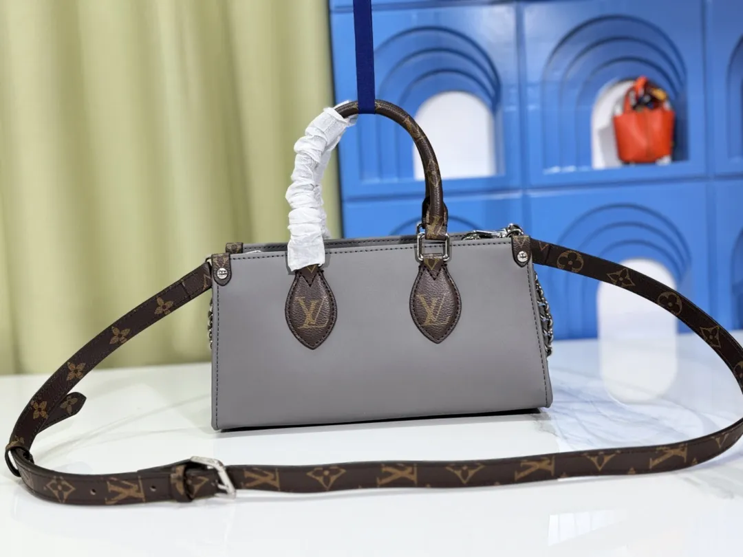 P280💰Upgraded from the original M23640 M23698 M46653 This OnTheGo East West handbag introduces the OnTheGo small tote bag design, using Monogram Empreinte leather to reinterpret the ample configuration of East West. The Giant Monogram is embossed on the leather body, and the neat interior can store daily necessities. The top handle and removable leather chain strap allow for multiple carry options. 25 x 13 x 10 cm
