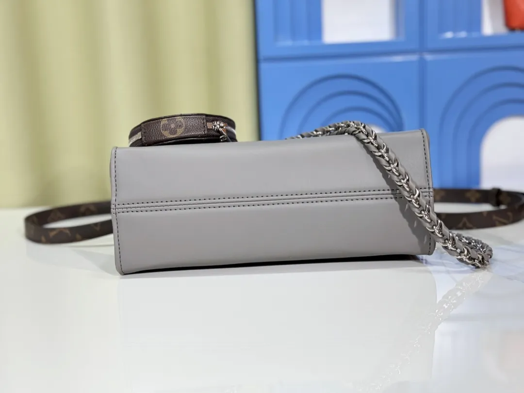 P280💰Upgraded from the original M23640 M23698 M46653 This OnTheGo East West handbag introduces the OnTheGo small tote bag design, using Monogram Empreinte leather to reinterpret the ample configuration of East West. The Giant Monogram is embossed on the leather body, and the neat interior can store daily necessities. The top handle and removable leather chain strap allow for multiple carry options. 25 x 13 x 10 cm