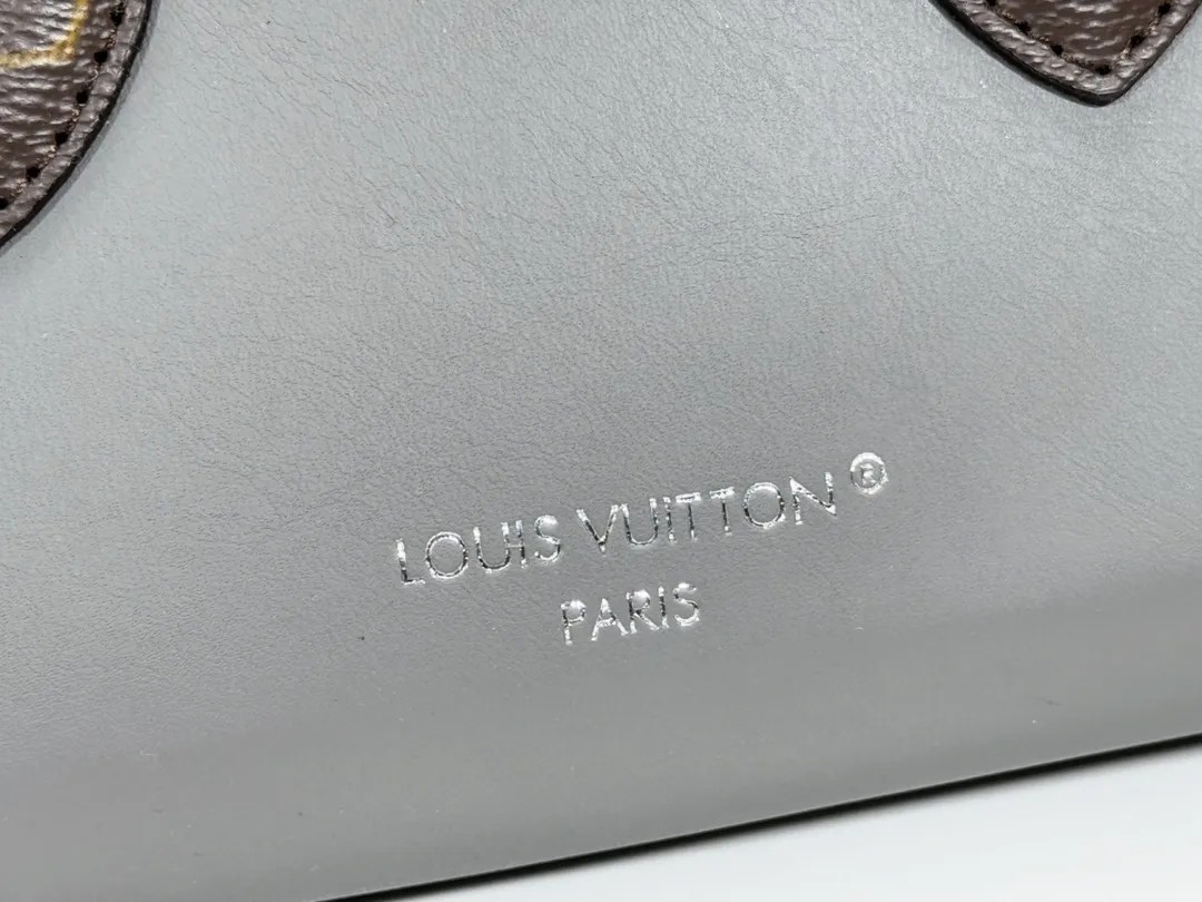 P280💰Upgraded from the original M23640 M23698 M46653 This OnTheGo East West handbag introduces the OnTheGo small tote bag design, using Monogram Empreinte leather to reinterpret the ample configuration of East West. The Giant Monogram is embossed on the leather body, and the neat interior can store daily necessities. The top handle and removable leather chain strap allow for multiple carry options. 25 x 13 x 10 cm