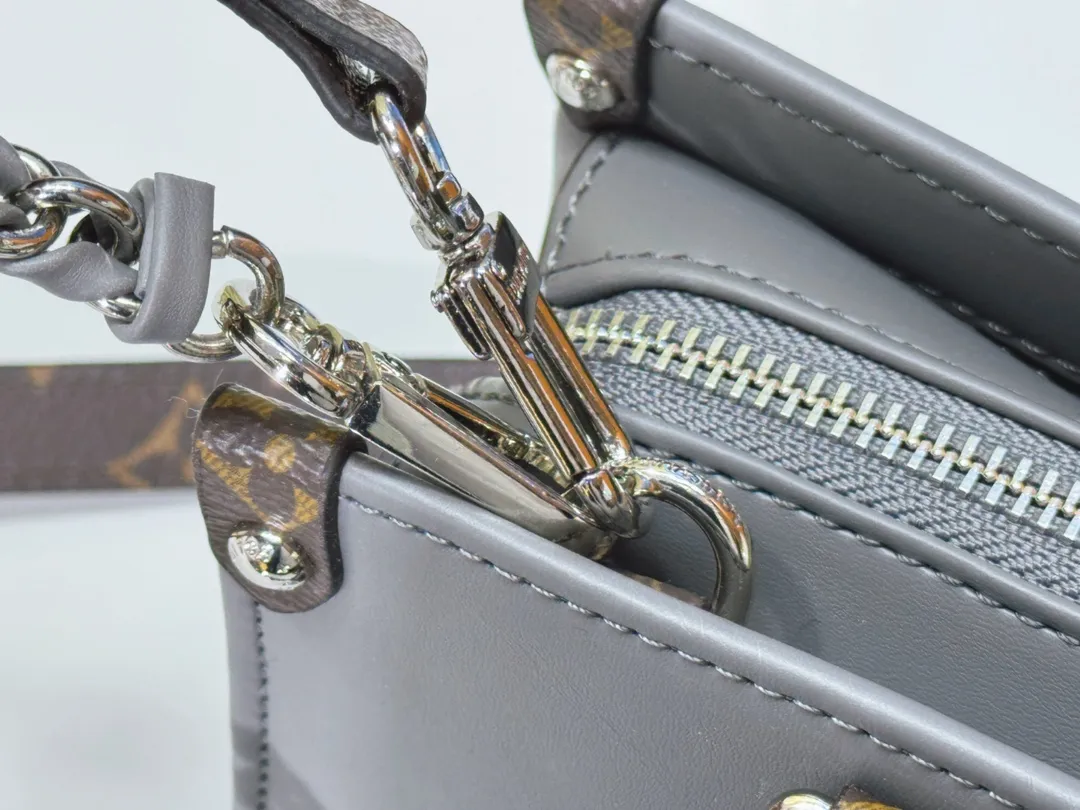 P280💰Upgraded from the original M23640 M23698 M46653 This OnTheGo East West handbag introduces the OnTheGo small tote bag design, using Monogram Empreinte leather to reinterpret the ample configuration of East West. The Giant Monogram is embossed on the leather body, and the neat interior can store daily necessities. The top handle and removable leather chain strap allow for multiple carry options. 25 x 13 x 10 cm