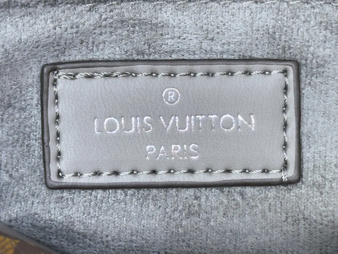P280💰Upgraded from the original M23640 M23698 M46653 This OnTheGo East West handbag introduces the OnTheGo small tote bag design, using Monogram Empreinte leather to reinterpret the ample configuration of East West. The Giant Monogram is embossed on the leather body, and the neat interior can store daily necessities. The top handle and removable leather chain strap allow for multiple carry options. 25 x 13 x 10 cm