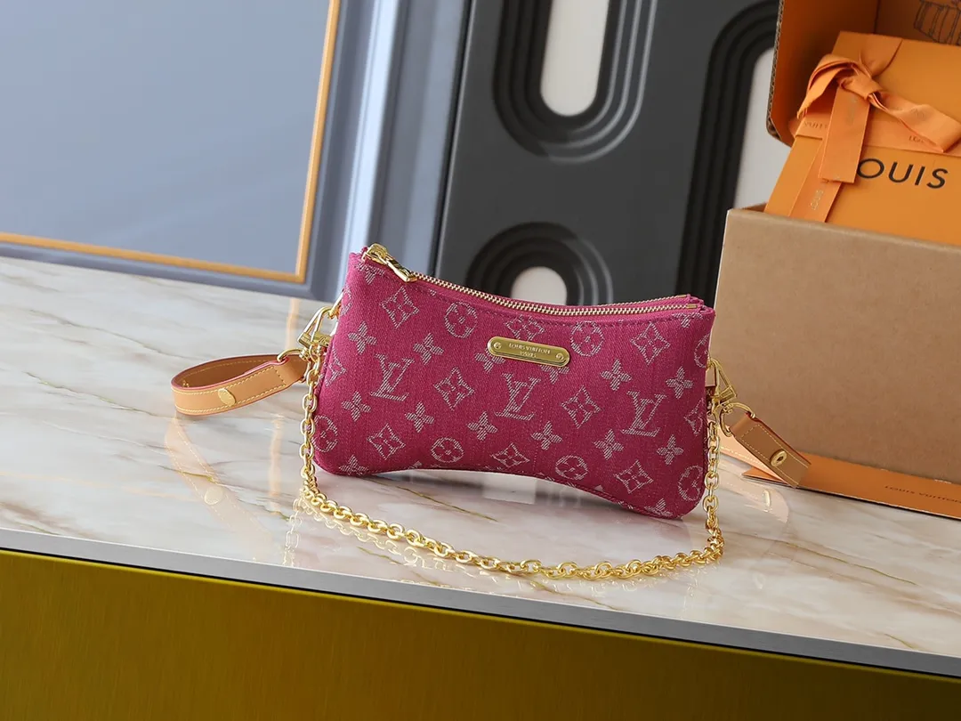 💰200💰Upgraded from original M14159 M83008 This Liv Pochette handbag is made of elegant Monogram Denim fabric to create a retro style, showing new season ingenuity, and can be carried comfortably under the arm. The dazzling chain and adjustable shoulder strap are detachable, allowing for a variety of styling possibilities, and the logo nameplate proves the brand's exquisite craftsmanship. Dimensions: 24.5 x 13.5 x 6.5 cm (length x height x width)