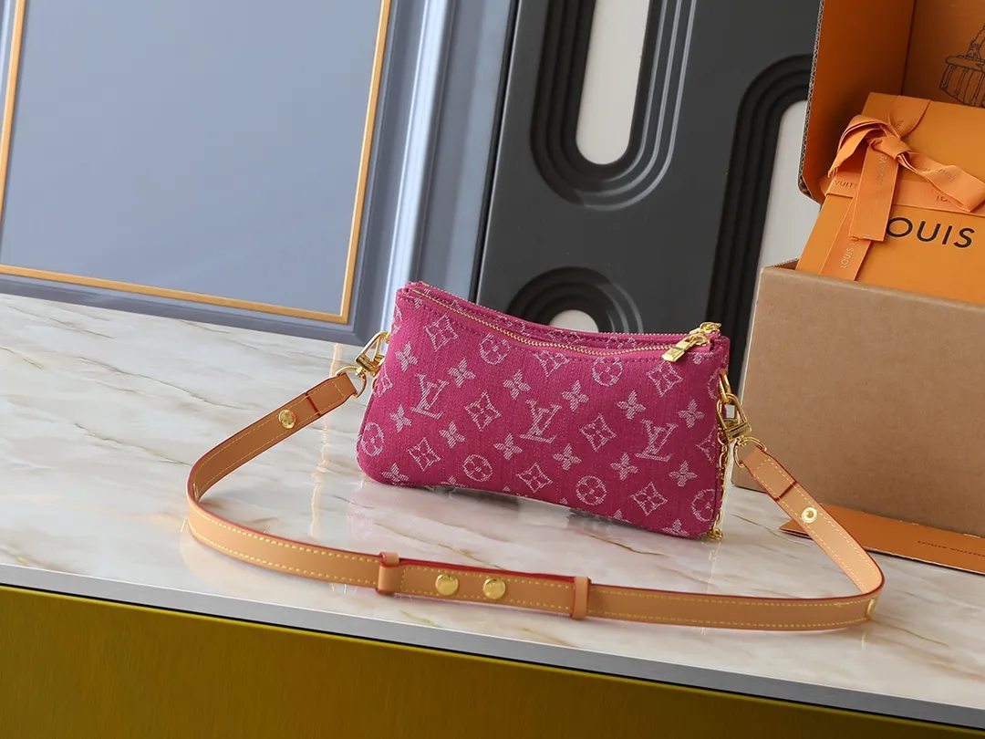 💰200💰Upgraded from original M14159 M83008 This Liv Pochette handbag is made of elegant Monogram Denim fabric to create a retro style, showing new season ingenuity, and can be carried comfortably under the arm. The dazzling chain and adjustable shoulder strap are detachable, allowing for a variety of styling possibilities, and the logo nameplate proves the brand's exquisite craftsmanship. Dimensions: 24.5 x 13.5 x 6.5 cm (length x height x width)