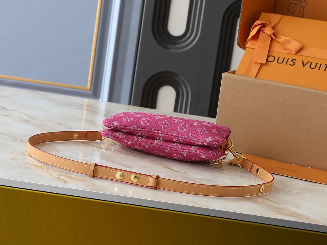 💰200💰Upgraded from original M14159 M83008 This Liv Pochette handbag is made of elegant Monogram Denim fabric to create a retro style, showing new season ingenuity, and can be carried comfortably under the arm. The dazzling chain and adjustable shoulder strap are detachable, allowing for a variety of styling possibilities, and the logo nameplate proves the brand's exquisite craftsmanship. Dimensions: 24.5 x 13.5 x 6.5 cm (length x height x width)