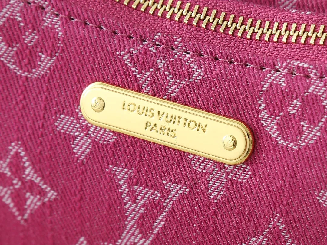 💰200💰Upgraded from original M14159 M83008 This Liv Pochette handbag is made of elegant Monogram Denim fabric to create a retro style, showing new season ingenuity, and can be carried comfortably under the arm. The dazzling chain and adjustable shoulder strap are detachable, allowing for a variety of styling possibilities, and the logo nameplate proves the brand's exquisite craftsmanship. Dimensions: 24.5 x 13.5 x 6.5 cm (length x height x width)