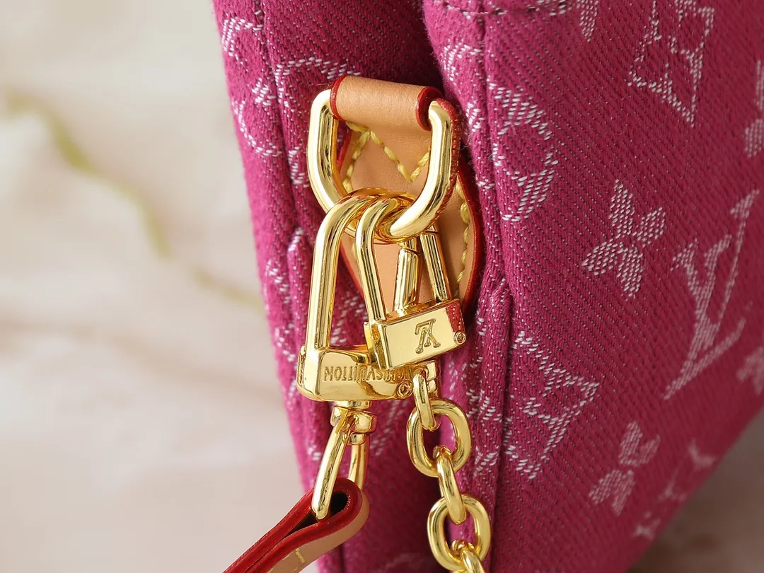 💰200💰Upgraded from original M14159 M83008 This Liv Pochette handbag is made of elegant Monogram Denim fabric to create a retro style, showing new season ingenuity, and can be carried comfortably under the arm. The dazzling chain and adjustable shoulder strap are detachable, allowing for a variety of styling possibilities, and the logo nameplate proves the brand's exquisite craftsmanship. Dimensions: 24.5 x 13.5 x 6.5 cm (length x height x width)