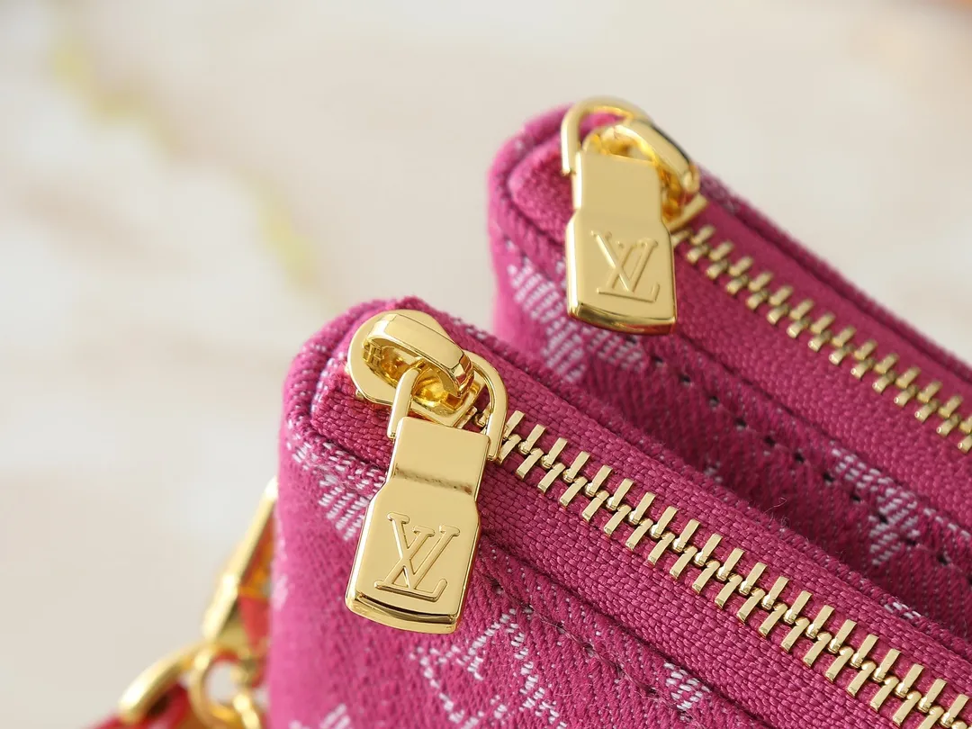 💰200💰Upgraded from original M14159 M83008 This Liv Pochette handbag is made of elegant Monogram Denim fabric to create a retro style, showing new season ingenuity, and can be carried comfortably under the arm. The dazzling chain and adjustable shoulder strap are detachable, allowing for a variety of styling possibilities, and the logo nameplate proves the brand's exquisite craftsmanship. Dimensions: 24.5 x 13.5 x 6.5 cm (length x height x width)