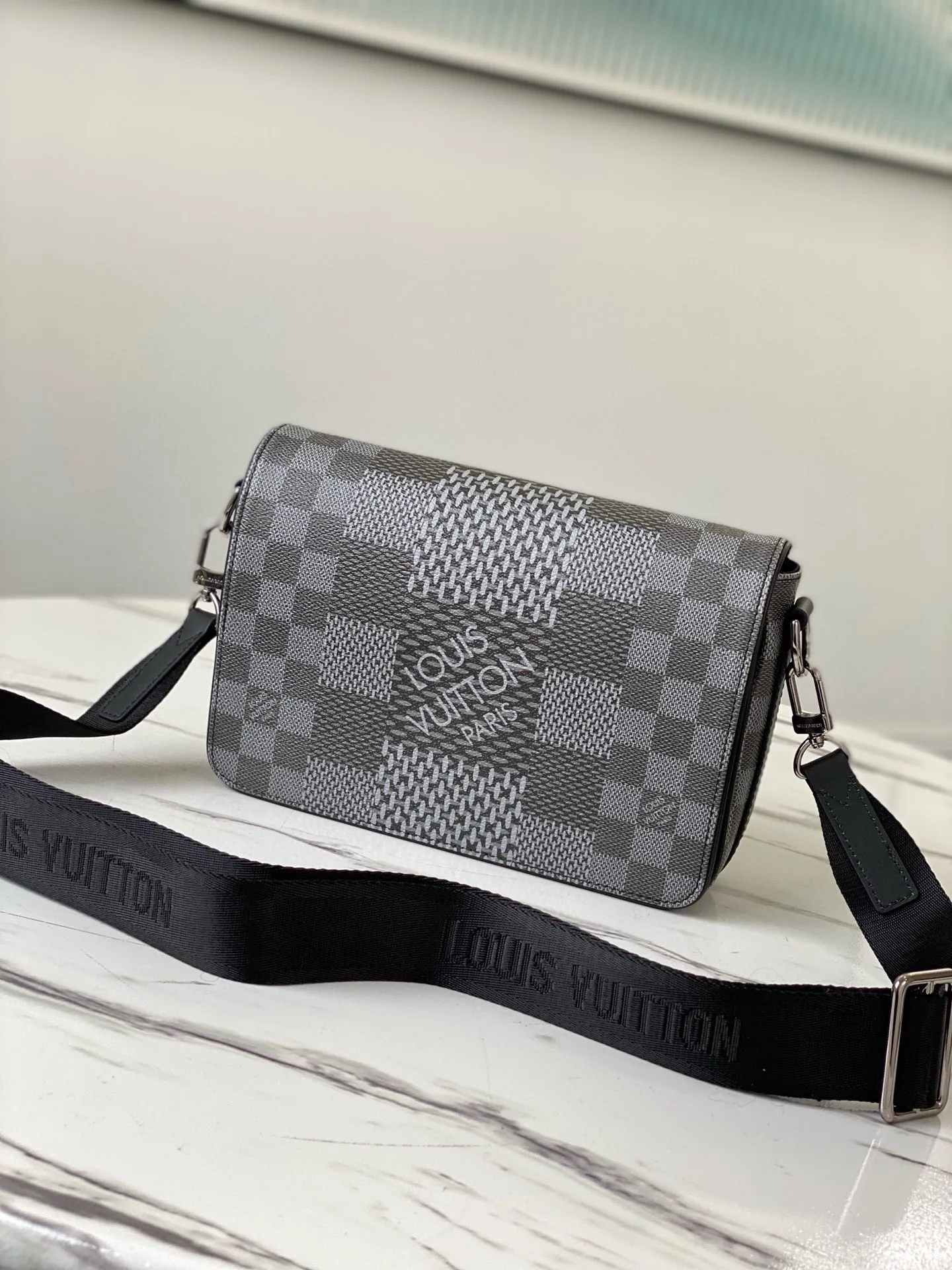 💰840 Top Original N50013 Graphite Color This Studio messenger bag is made of Damier Graphite 3D canvas, telling the modern renewal of the brand's legendary plaid. The neat structure includes ample functional space, and the detachable shoulder strap is subtly embellished with the brand logo, defining a trendy new way to store travel items. Dimensions: 23.5 x 14 x 5 cm