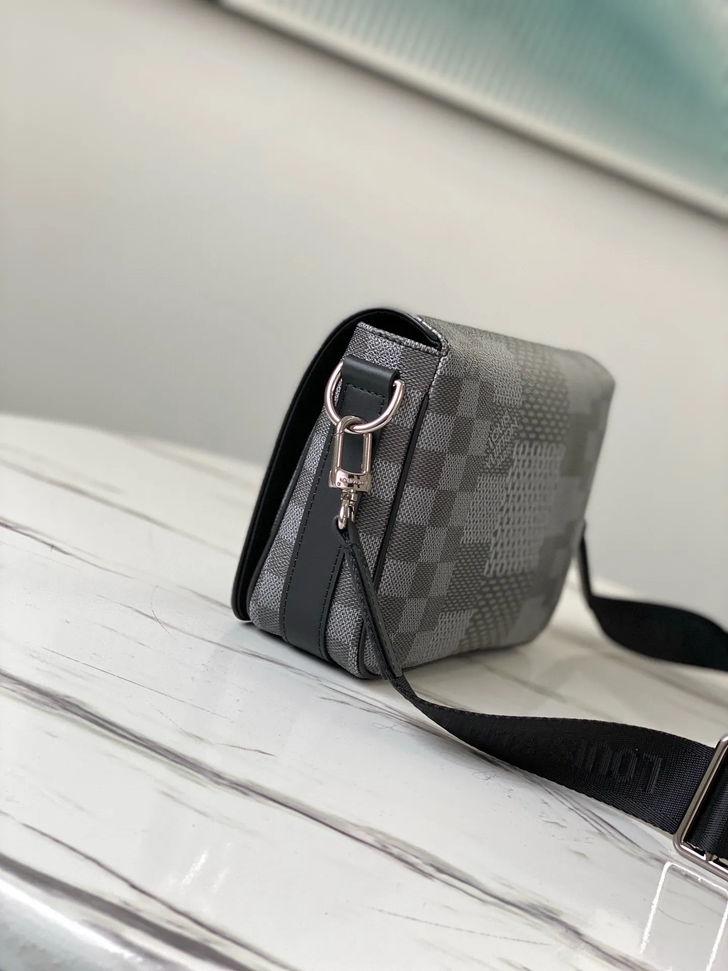 💰840 Top Original N50013 Graphite Color This Studio messenger bag is made of Damier Graphite 3D canvas, telling the modern renewal of the brand's legendary plaid. The neat structure includes ample functional space, and the detachable shoulder strap is subtly embellished with the brand logo, defining a trendy new way to store travel items. Dimensions: 23.5 x 14 x 5 cm
